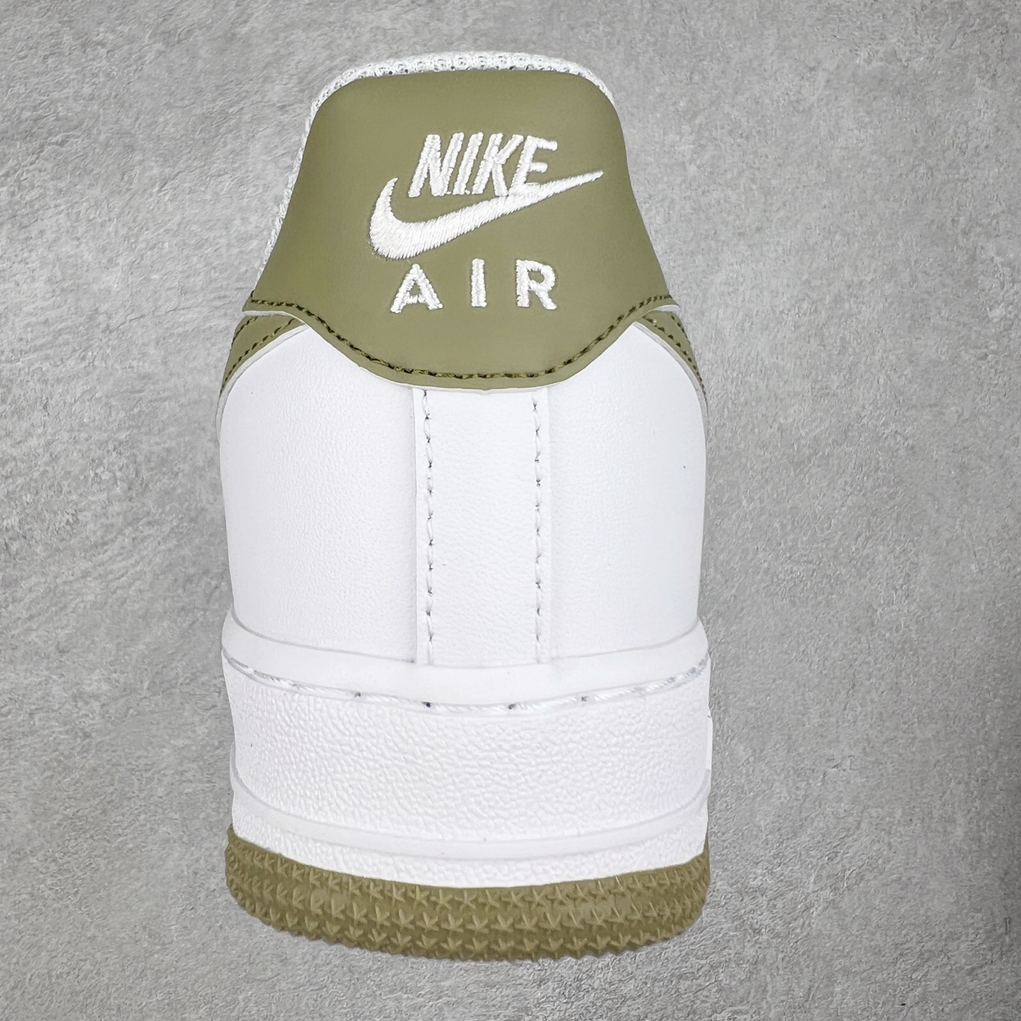 图片[8]-＃福利特价 NK Air Force 1´07 Low 空军一号低帮百搭休闲运动板鞋 柔软、弹性十足的缓震性能和出色的中底设计 横跨复古与现代的外型结合 造就出风靡全球 三十多年的Force 1 直到今天还深受青睐 尺码：36 36.5 37.5 38 38.5 39 40 40.5 41 42 42.5 43 44 44.5 45-选品中心