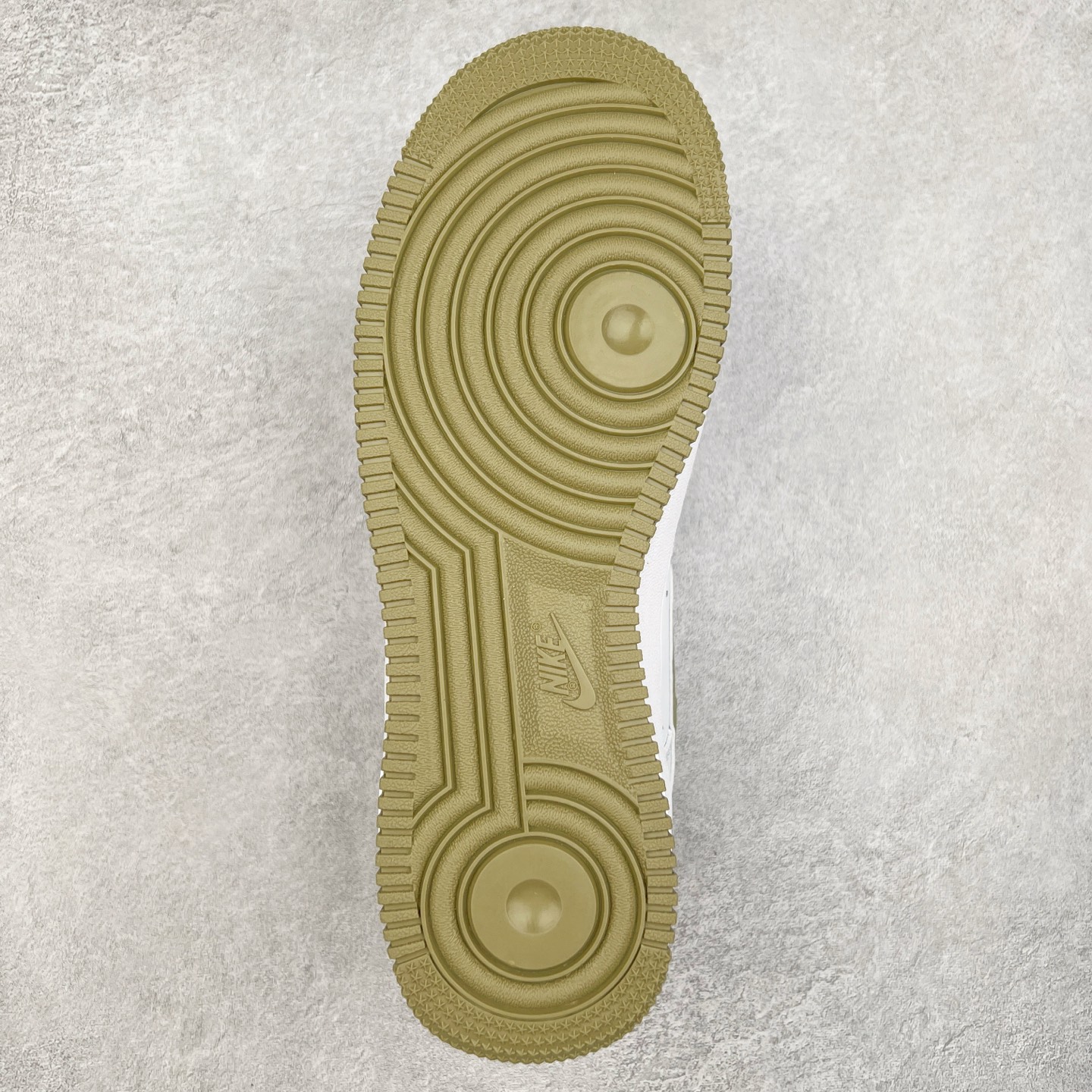 图片[9]-＃福利特价 NK Air Force 1´07 Low 空军一号低帮百搭休闲运动板鞋 柔软、弹性十足的缓震性能和出色的中底设计 横跨复古与现代的外型结合 造就出风靡全球 三十多年的Force 1 直到今天还深受青睐 尺码：36 36.5 37.5 38 38.5 39 40 40.5 41 42 42.5 43 44 44.5 45-选品中心