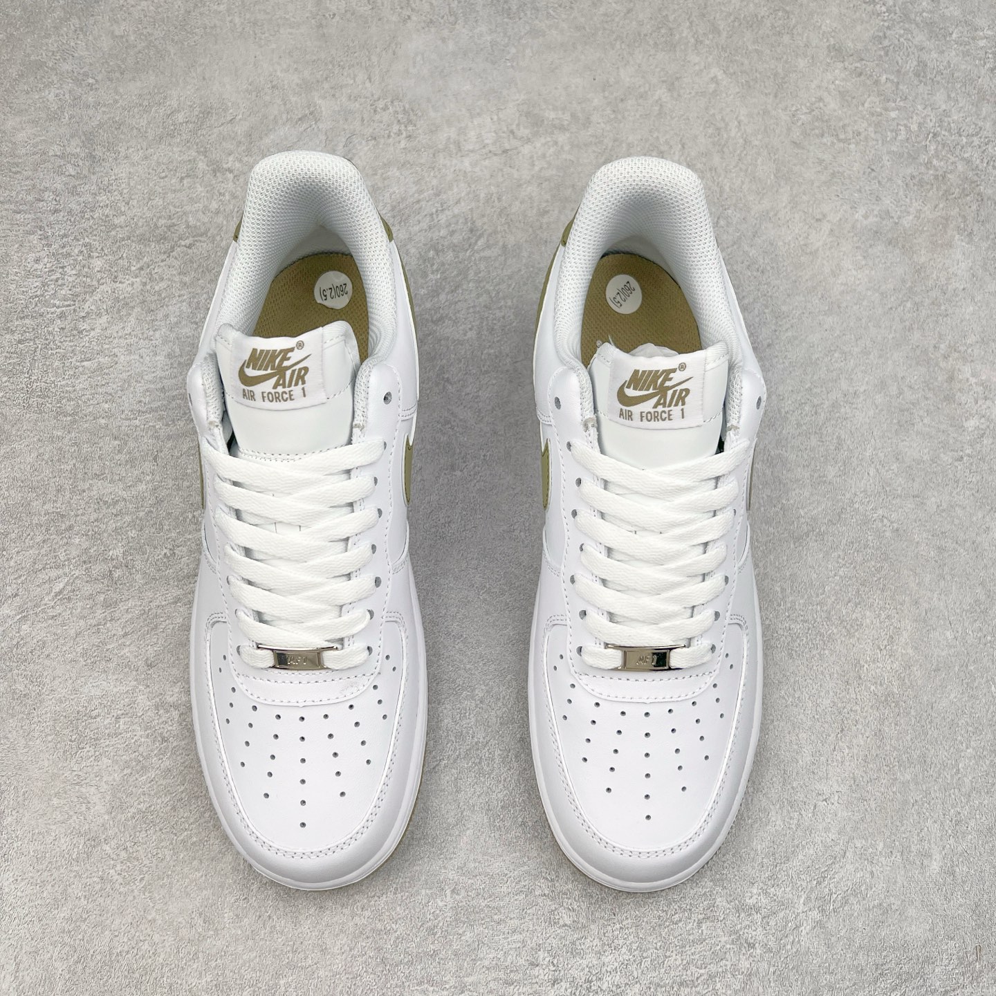 图片[2]-＃福利特价 NK Air Force 1´07 Low 空军一号低帮百搭休闲运动板鞋 柔软、弹性十足的缓震性能和出色的中底设计 横跨复古与现代的外型结合 造就出风靡全球 三十多年的Force 1 直到今天还深受青睐 尺码：36 36.5 37.5 38 38.5 39 40 40.5 41 42 42.5 43 44 44.5 45-选品中心