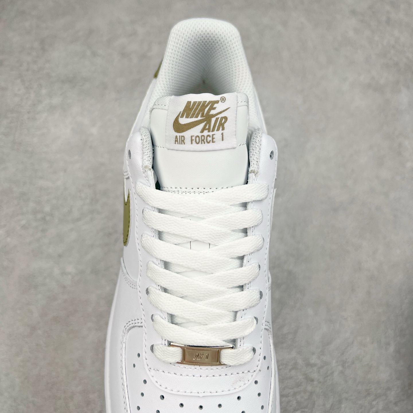 图片[5]-＃福利特价 NK Air Force 1´07 Low 空军一号低帮百搭休闲运动板鞋 柔软、弹性十足的缓震性能和出色的中底设计 横跨复古与现代的外型结合 造就出风靡全球 三十多年的Force 1 直到今天还深受青睐 尺码：36 36.5 37.5 38 38.5 39 40 40.5 41 42 42.5 43 44 44.5 45-选品中心