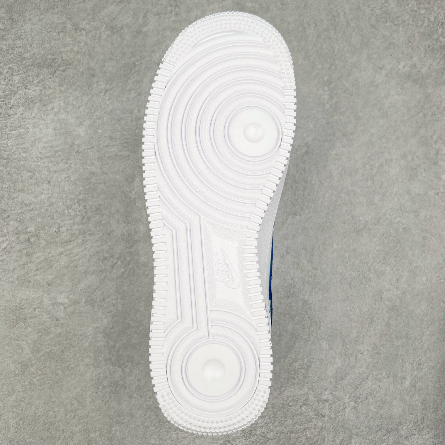 图片[9]-＃福利特价 NK Air Force 1´07 Low 空军一号低帮百搭休闲运动板鞋 柔软、弹性十足的缓震性能和出色的中底设计 横跨复古与现代的外型结合 造就出风靡全球 三十多年的Force 1 直到今天还深受青睐 尺码：36 36.5 37.5 38 38.5 39 40 40.5 41 42 42.5 43 44 44.5 45-选品中心