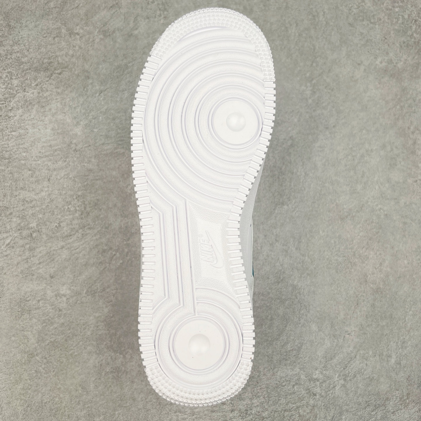 图片[9]-＃福利特价 NK Air Force 1´07 Low 空军一号低帮百搭休闲运动板鞋 柔软、弹性十足的缓震性能和出色的中底设计 横跨复古与现代的外型结合 造就出风靡全球 三十多年的Force 1 直到今天还深受青睐 尺码：36 36.5 37.5 38 38.5 39 40 40.5 41 42 42.5 43 44 44.5 45-选品中心