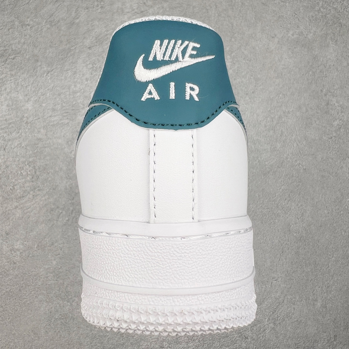 图片[8]-＃福利特价 NK Air Force 1´07 Low 空军一号低帮百搭休闲运动板鞋 柔软、弹性十足的缓震性能和出色的中底设计 横跨复古与现代的外型结合 造就出风靡全球 三十多年的Force 1 直到今天还深受青睐 尺码：36 36.5 37.5 38 38.5 39 40 40.5 41 42 42.5 43 44 44.5 45-选品中心