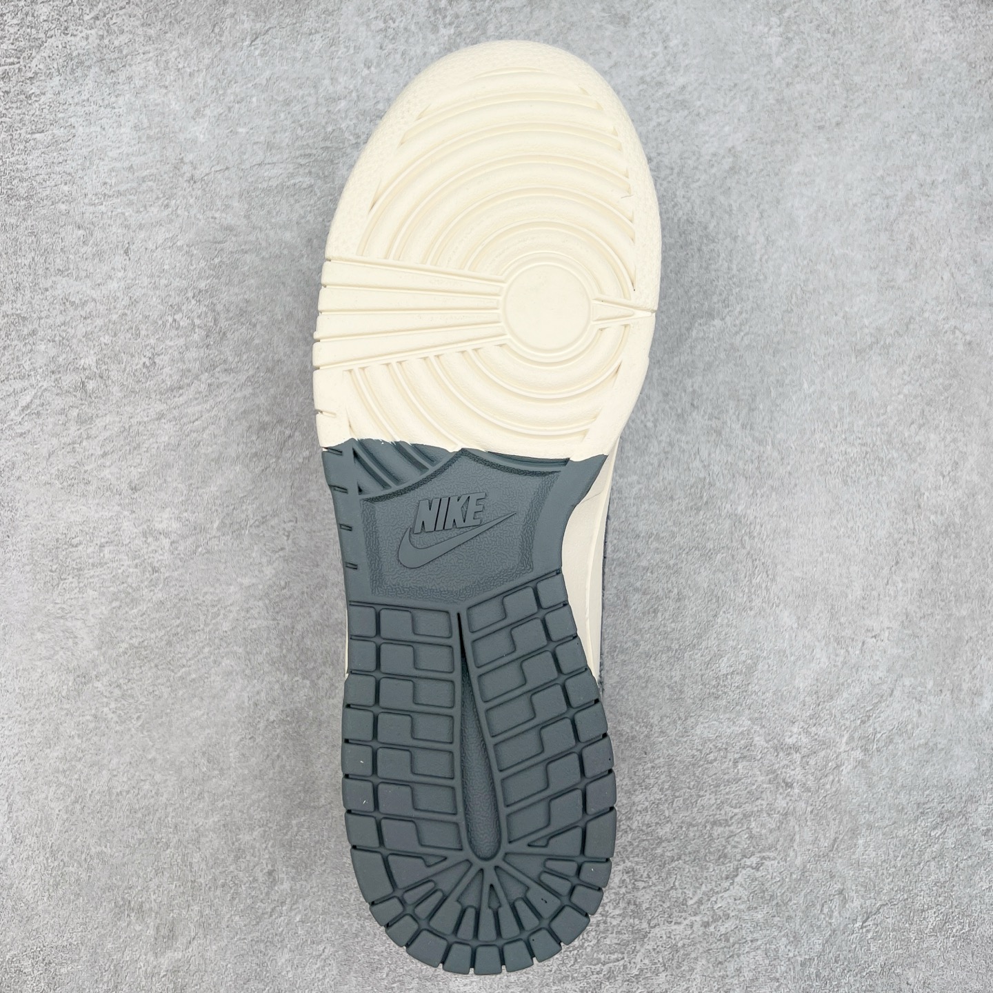 图片[9]-NK Dunk Low 定制配色 SJ2588-013 大厂出品 极力推荐 原装头层材料 独家版型蒸餾加工帶來的是更好的视觉和脚感体验大厂纯原品质出货 清洁度 电绣工艺 皮料切割干净无任何毛边 细节完美 实拍调校N版已经零色差零失真 百分百还原实物色彩所见即所得 不存在货不对板色差等低级问题 选购参考实物拍摄 不混卖不参货 只用心做好货严格选品 承诺混一赔十 尺码：36 36.5 37.5 38 38.5 39 40 40.5 41 42 42.5 43 44 44.5 45-选品中心