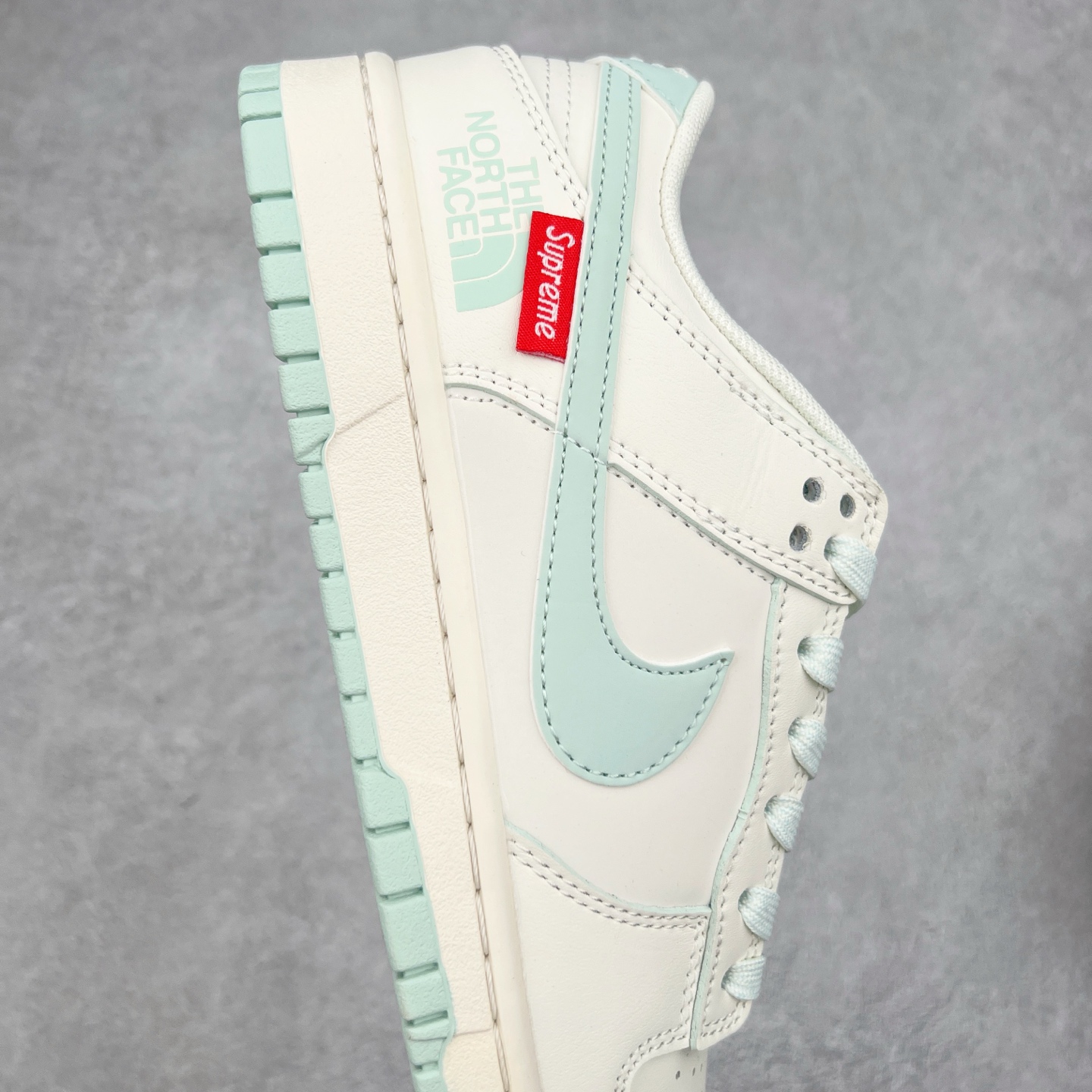 图片[6]-NK Dunk Low 定制配色 XX2025-658 大厂出品 极力推荐 原装头层材料 独家版型蒸餾加工帶來的是更好的视觉和脚感体验大厂纯原品质出货 清洁度 电绣工艺 皮料切割干净无任何毛边 细节完美 实拍调校N版已经零色差零失真 百分百还原实物色彩所见即所得 不存在货不对板色差等低级问题 选购参考实物拍摄 不混卖不参货 只用心做好货严格选品 承诺混一赔十 尺码：36 36.5 37.5 38 38.5 39 40 40.5 41 42 42.5 43 44 44.5 45-选品中心