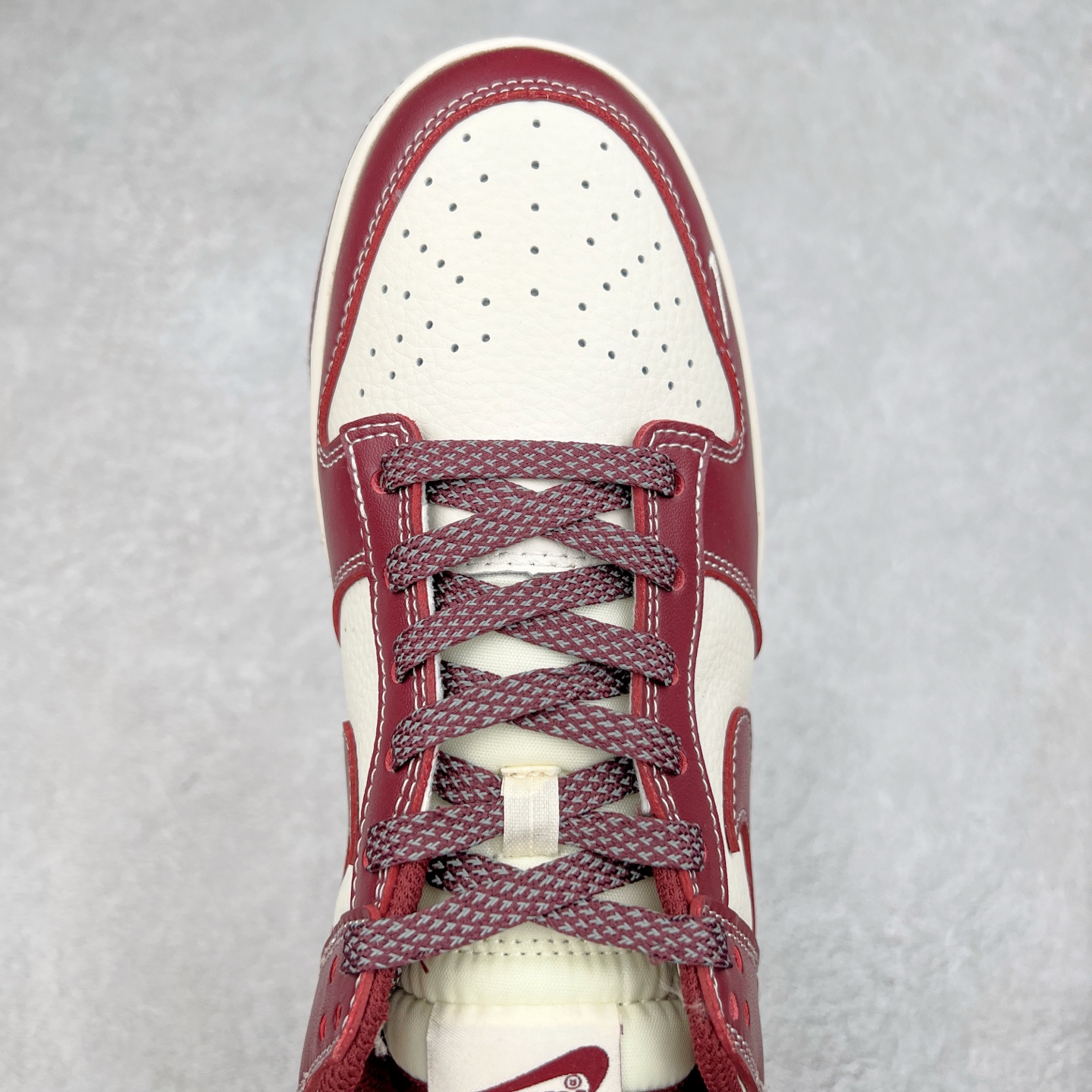 图片[4]-NK Dunk Low 定制配色 BB9898-001 大厂出品 极力推荐 原装头层材料 独家版型蒸餾加工帶來的是更好的视觉和脚感体验大厂纯原品质出货 清洁度 电绣工艺 皮料切割干净无任何毛边 细节完美 实拍调校N版已经零色差零失真 百分百还原实物色彩所见即所得 不存在货不对板色差等低级问题 选购参考实物拍摄 不混卖不参货 只用心做好货严格选品 承诺混一赔十 尺码：36 36.5 37.5 38 38.5 39 40 40.5 41 42 42.5 43 44 44.5 45-选品中心