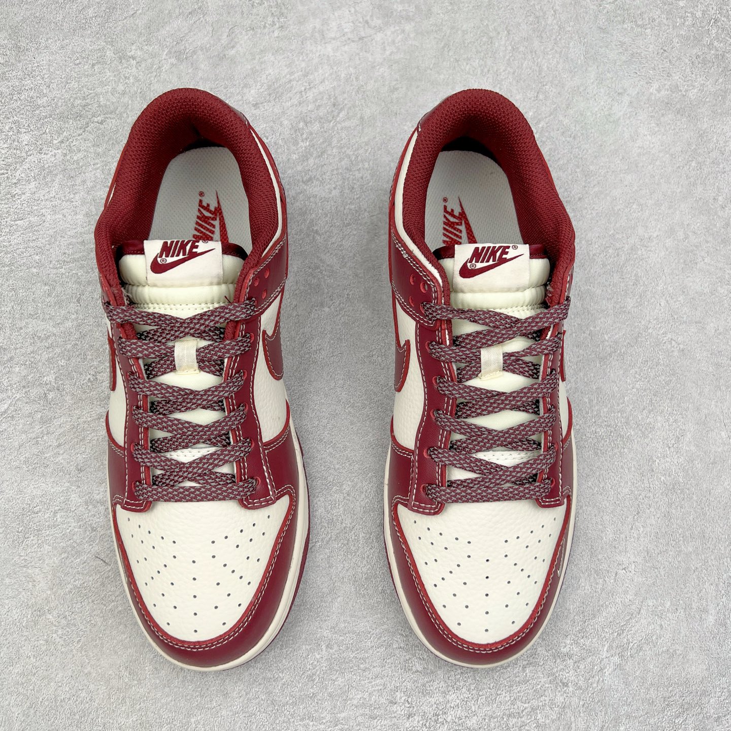 图片[2]-NK Dunk Low 定制配色 BB9898-001 大厂出品 极力推荐 原装头层材料 独家版型蒸餾加工帶來的是更好的视觉和脚感体验大厂纯原品质出货 清洁度 电绣工艺 皮料切割干净无任何毛边 细节完美 实拍调校N版已经零色差零失真 百分百还原实物色彩所见即所得 不存在货不对板色差等低级问题 选购参考实物拍摄 不混卖不参货 只用心做好货严格选品 承诺混一赔十 尺码：36 36.5 37.5 38 38.5 39 40 40.5 41 42 42.5 43 44 44.5 45-选品中心