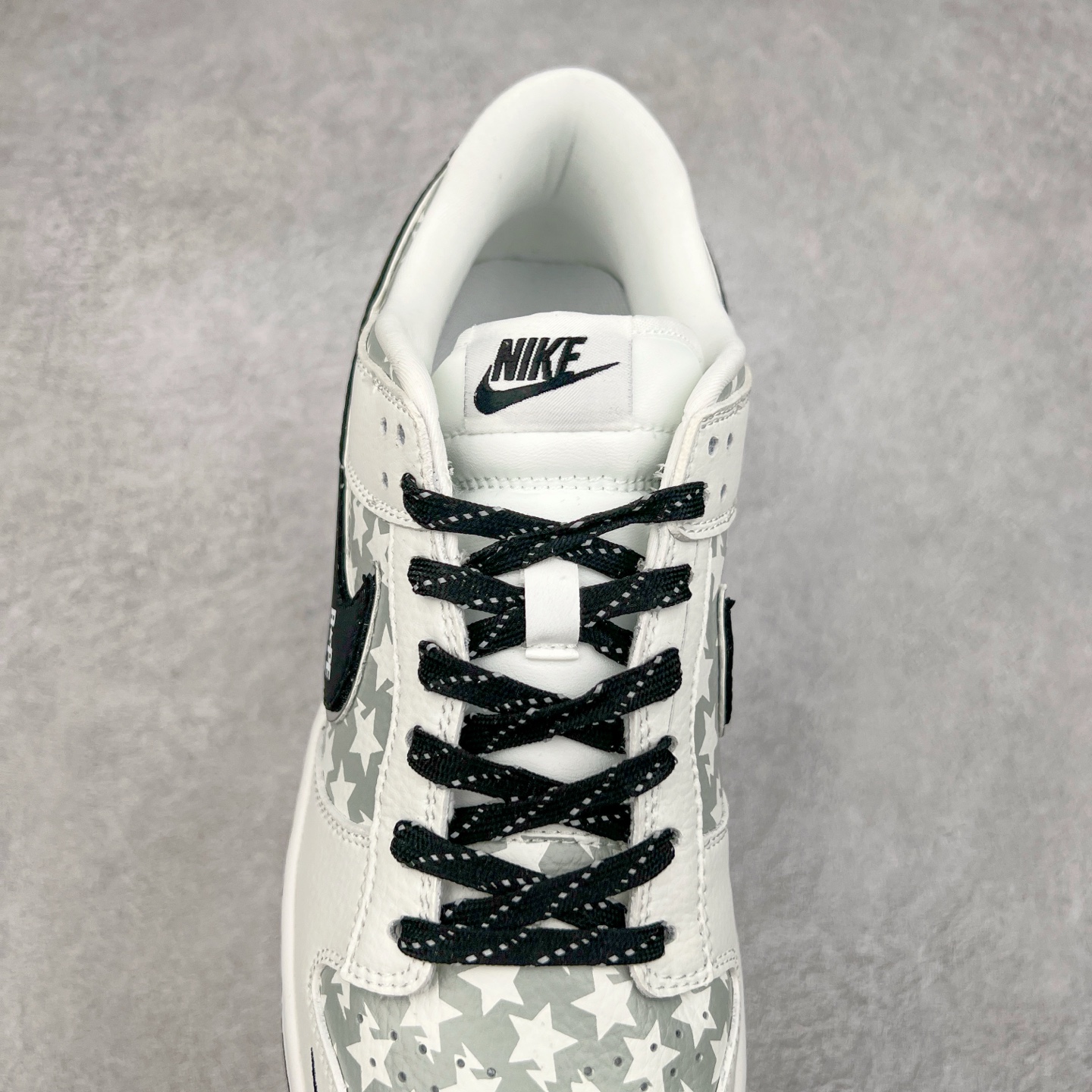 图片[5]-NK Dunk Low 定制配色 CS1688-104 大厂出品 极力推荐 原装头层材料 独家版型蒸餾加工帶來的是更好的视觉和脚感体验大厂纯原品质出货 清洁度 电绣工艺 皮料切割干净无任何毛边 细节完美 实拍调校N版已经零色差零失真 百分百还原实物色彩所见即所得 不存在货不对板色差等低级问题 选购参考实物拍摄 不混卖不参货 只用心做好货严格选品 承诺混一赔十 尺码：36 36.5 37.5 38 38.5 39 40 40.5 41 42 42.5 43 44 44.5 45-选品中心