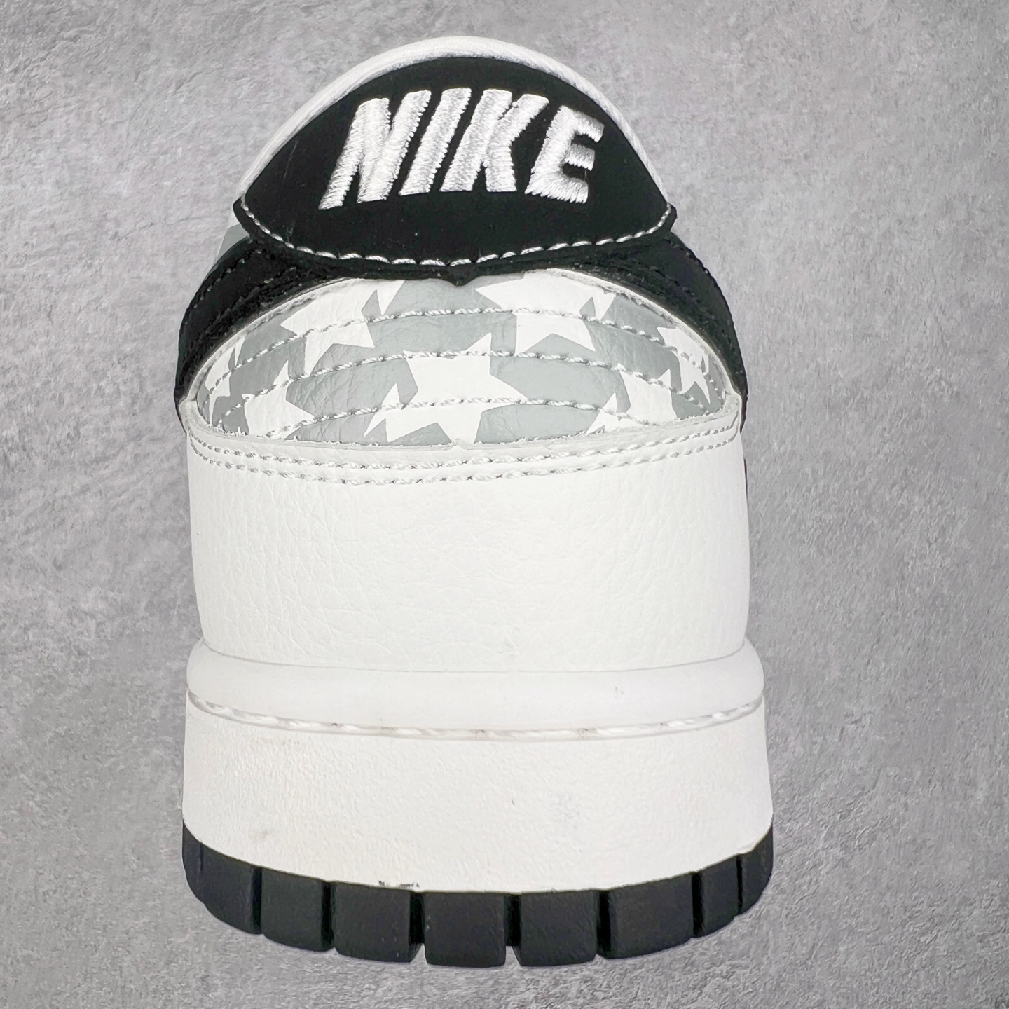 图片[8]-NK Dunk Low 定制配色 CS1688-104 大厂出品 极力推荐 原装头层材料 独家版型蒸餾加工帶來的是更好的视觉和脚感体验大厂纯原品质出货 清洁度 电绣工艺 皮料切割干净无任何毛边 细节完美 实拍调校N版已经零色差零失真 百分百还原实物色彩所见即所得 不存在货不对板色差等低级问题 选购参考实物拍摄 不混卖不参货 只用心做好货严格选品 承诺混一赔十 尺码：36 36.5 37.5 38 38.5 39 40 40.5 41 42 42.5 43 44 44.5 45-选品中心