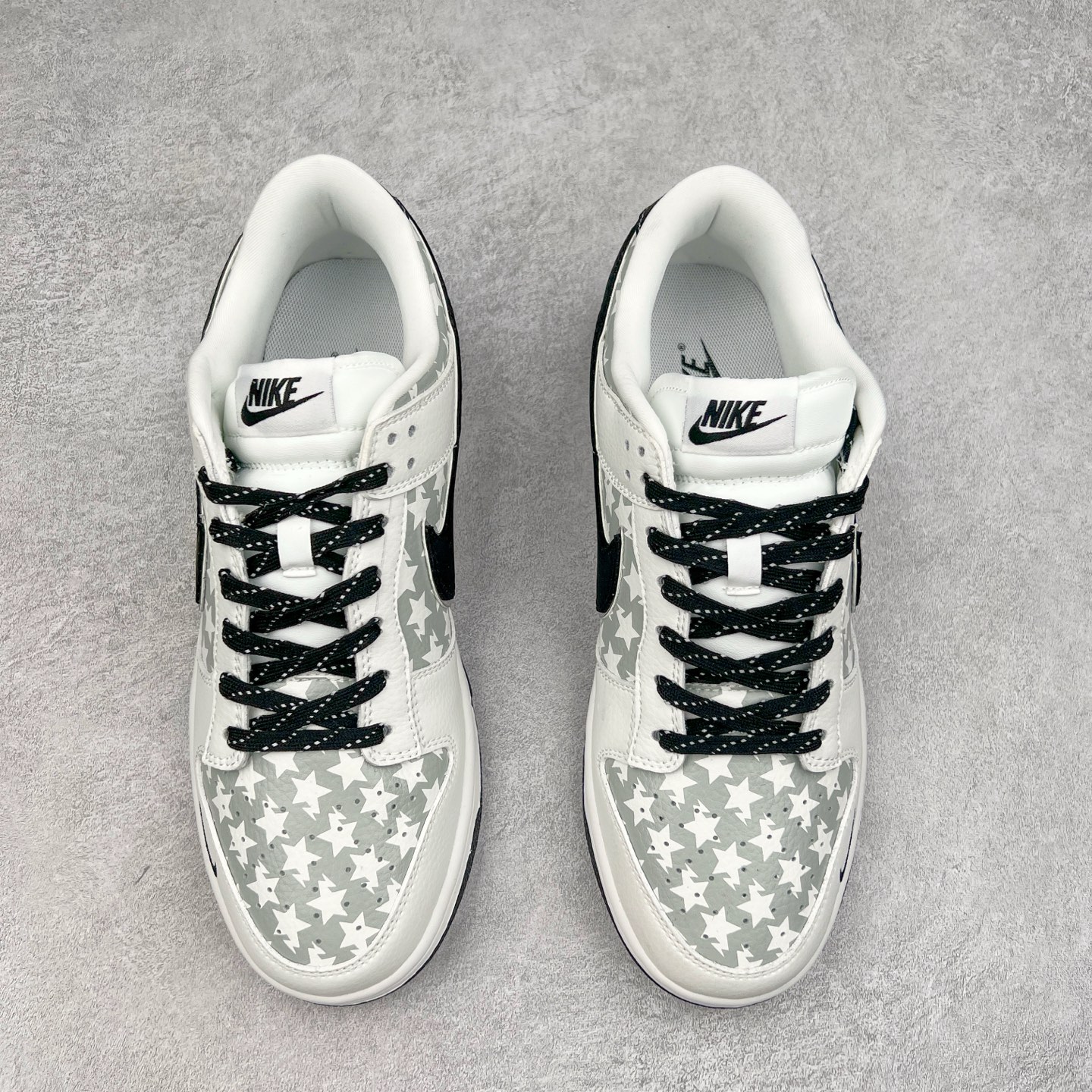 图片[2]-NK Dunk Low 定制配色 CS1688-104 大厂出品 极力推荐 原装头层材料 独家版型蒸餾加工帶來的是更好的视觉和脚感体验大厂纯原品质出货 清洁度 电绣工艺 皮料切割干净无任何毛边 细节完美 实拍调校N版已经零色差零失真 百分百还原实物色彩所见即所得 不存在货不对板色差等低级问题 选购参考实物拍摄 不混卖不参货 只用心做好货严格选品 承诺混一赔十 尺码：36 36.5 37.5 38 38.5 39 40 40.5 41 42 42.5 43 44 44.5 45-选品中心