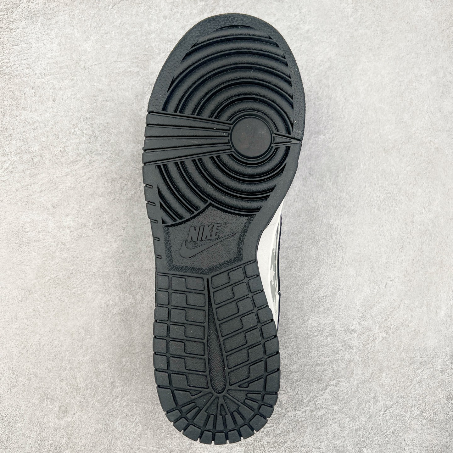 图片[9]-NK Dunk Low 定制配色 CS1688-104 大厂出品 极力推荐 原装头层材料 独家版型蒸餾加工帶來的是更好的视觉和脚感体验大厂纯原品质出货 清洁度 电绣工艺 皮料切割干净无任何毛边 细节完美 实拍调校N版已经零色差零失真 百分百还原实物色彩所见即所得 不存在货不对板色差等低级问题 选购参考实物拍摄 不混卖不参货 只用心做好货严格选品 承诺混一赔十 尺码：36 36.5 37.5 38 38.5 39 40 40.5 41 42 42.5 43 44 44.5 45-选品中心