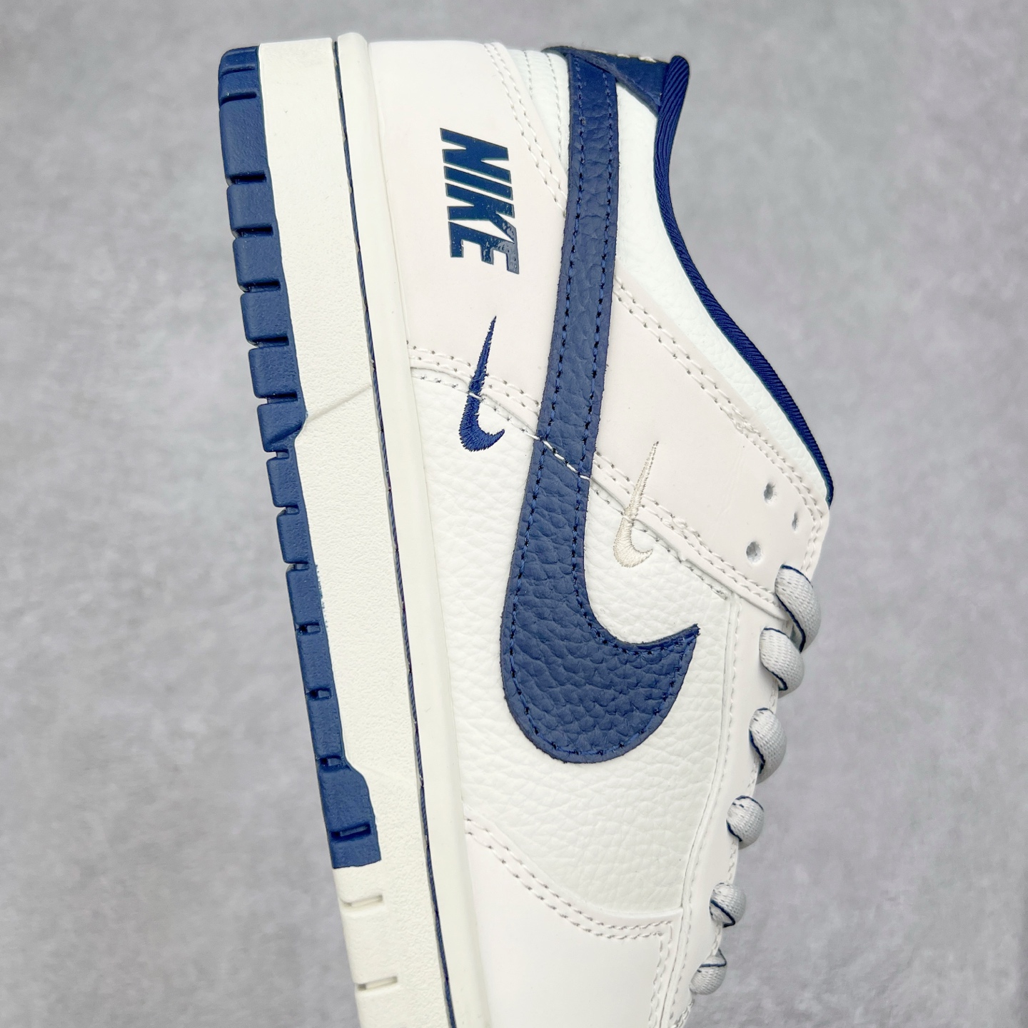 图片[6]-NK Dunk Low 定制配色 SC9207-402 大厂出品 极力推荐 原装头层材料 独家版型蒸餾加工帶來的是更好的视觉和脚感体验大厂纯原品质出货 清洁度 电绣工艺 皮料切割干净无任何毛边 细节完美 实拍调校N版已经零色差零失真 百分百还原实物色彩所见即所得 不存在货不对板色差等低级问题 选购参考实物拍摄 不混卖不参货 只用心做好货严格选品 承诺混一赔十 尺码：36 36.5 37.5 38 38.5 39 40 40.5 41 42 42.5 43 44 44.5 45-选品中心