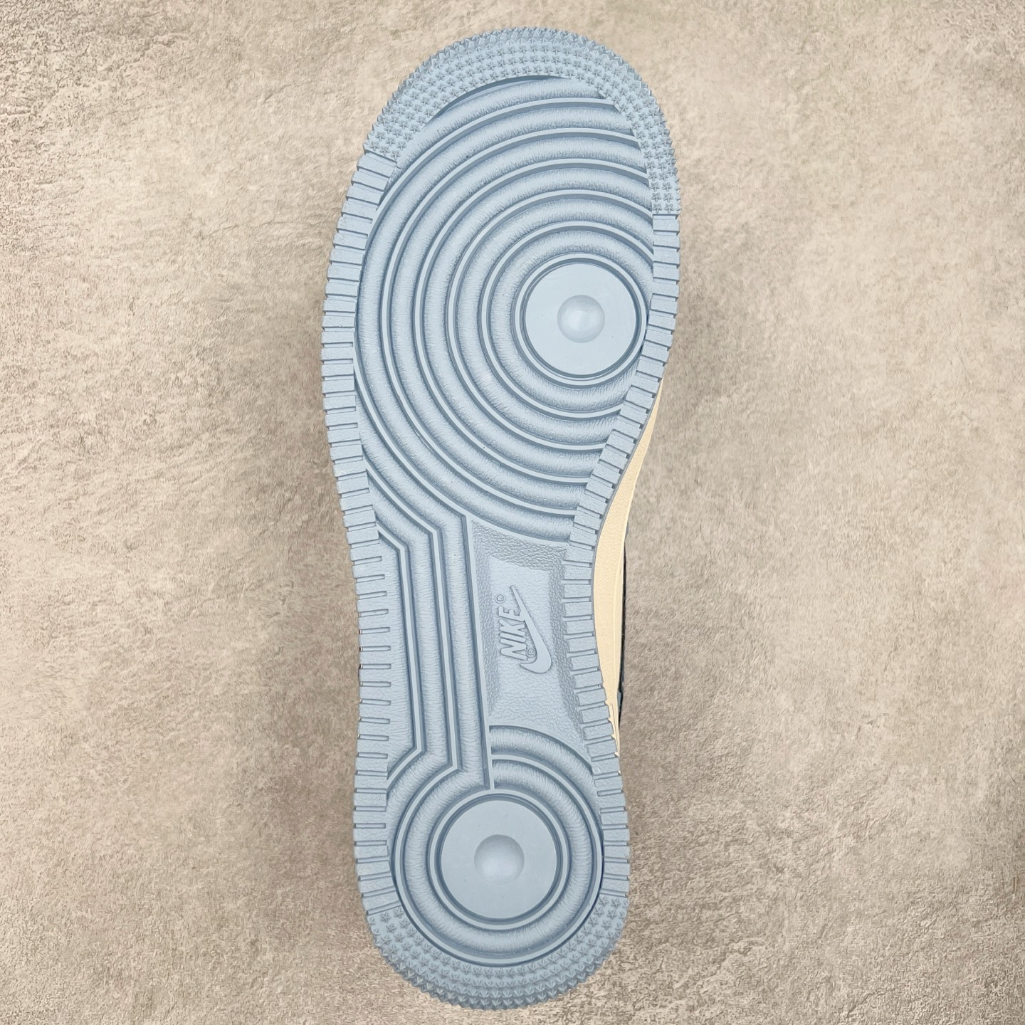 图片[9]-NK Air Force 1´07 Low 空军一号低帮百搭休闲运动板鞋 DM6868-059 柔软、弹性十足的缓震性能和出色的中底设计 横跨复古与现代的外型结合 造就出风靡全球 三十多年的Force 1 直到今天还深受青睐 实拍调校N版已经零色差零失真 百分百还原实物色彩所见即所得 不存在货不对板色差等低级问题 选购参考实物拍摄 不混卖不参货 只用心做好货严格选品 承诺混一赔十 尺码：36 36.5 37.5 38 38.5 39 40 40.5 41 42 42.5 43 44 44.5 45-选品中心