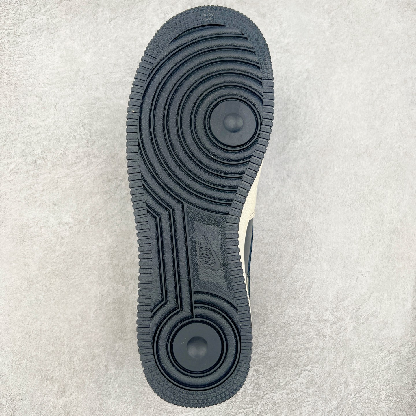 图片[9]-NK Air Force 1´07 Low 空军一号低帮百搭休闲运动板鞋 DF0188-042 柔软、弹性十足的缓震性能和出色的中底设计 横跨复古与现代的外型结合 造就出风靡全球 三十多年的Force 1 直到今天还深受青睐 实拍调校N版已经零色差零失真 百分百还原实物色彩所见即所得 不存在货不对板色差等低级问题 选购参考实物拍摄 不混卖不参货 只用心做好货严格选品 承诺混一赔十 尺码：36 36.5 37.5 38 38.5 39 40 40.5 41 42 42.5 43 44 44.5 45-选品中心