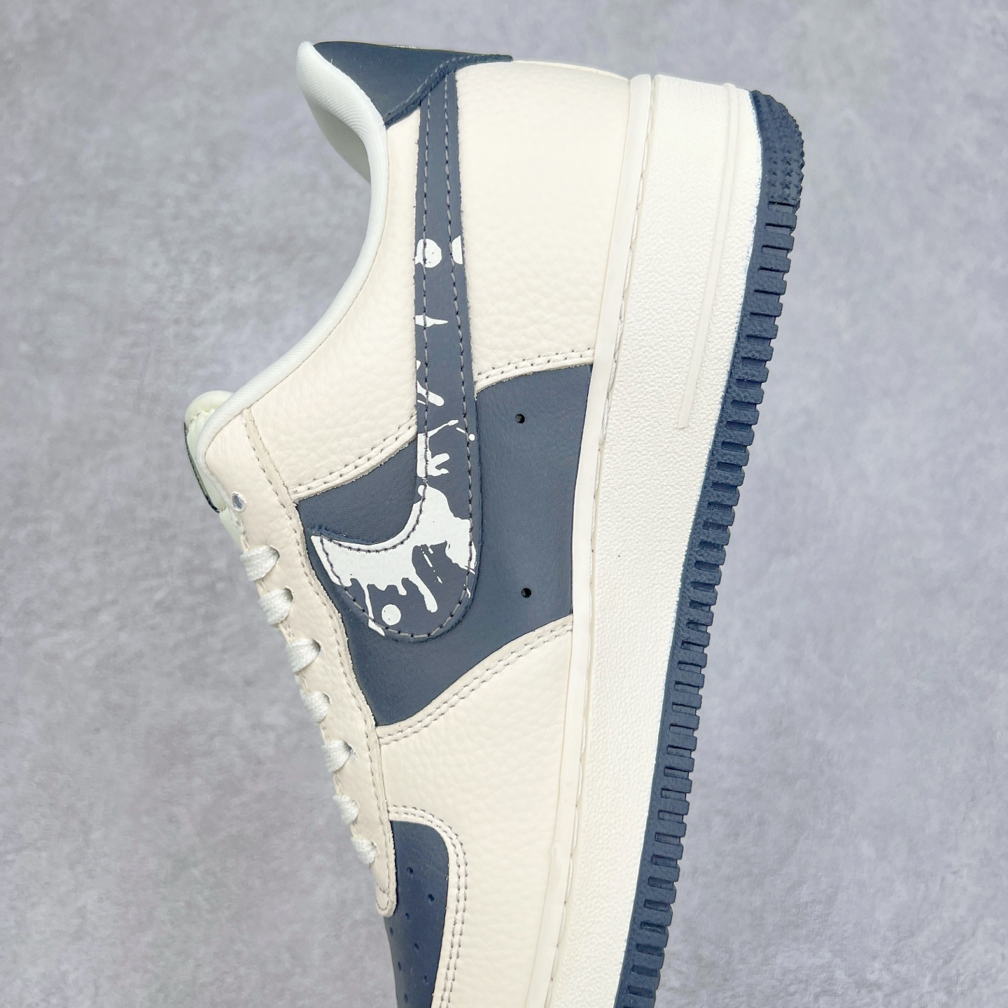 图片[7]-NK Air Force 1´07 Low 空军一号低帮百搭休闲运动板鞋 DF0188-042 柔软、弹性十足的缓震性能和出色的中底设计 横跨复古与现代的外型结合 造就出风靡全球 三十多年的Force 1 直到今天还深受青睐 实拍调校N版已经零色差零失真 百分百还原实物色彩所见即所得 不存在货不对板色差等低级问题 选购参考实物拍摄 不混卖不参货 只用心做好货严格选品 承诺混一赔十 尺码：36 36.5 37.5 38 38.5 39 40 40.5 41 42 42.5 43 44 44.5 45-选品中心