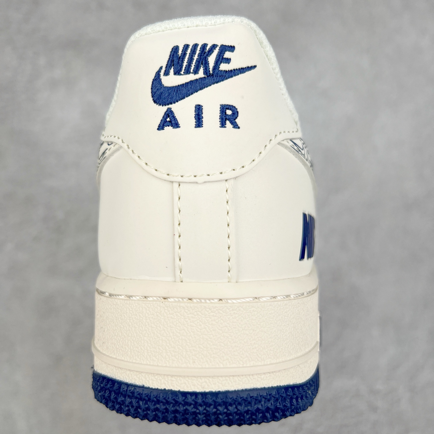 图片[8]-NK Air Force 1´07 Low 空军一号低帮百搭休闲运动板鞋 HH7518-047 柔软、弹性十足的缓震性能和出色的中底设计 横跨复古与现代的外型结合 造就出风靡全球 三十多年的Force 1 直到今天还深受青睐 实拍调校N版已经零色差零失真 百分百还原实物色彩所见即所得 不存在货不对板色差等低级问题 选购参考实物拍摄 不混卖不参货 只用心做好货严格选品 承诺混一赔十 尺码：36 36.5 37.5 38 38.5 39 40 40.5 41 42 42.5 43 44 44.5 45-选品中心