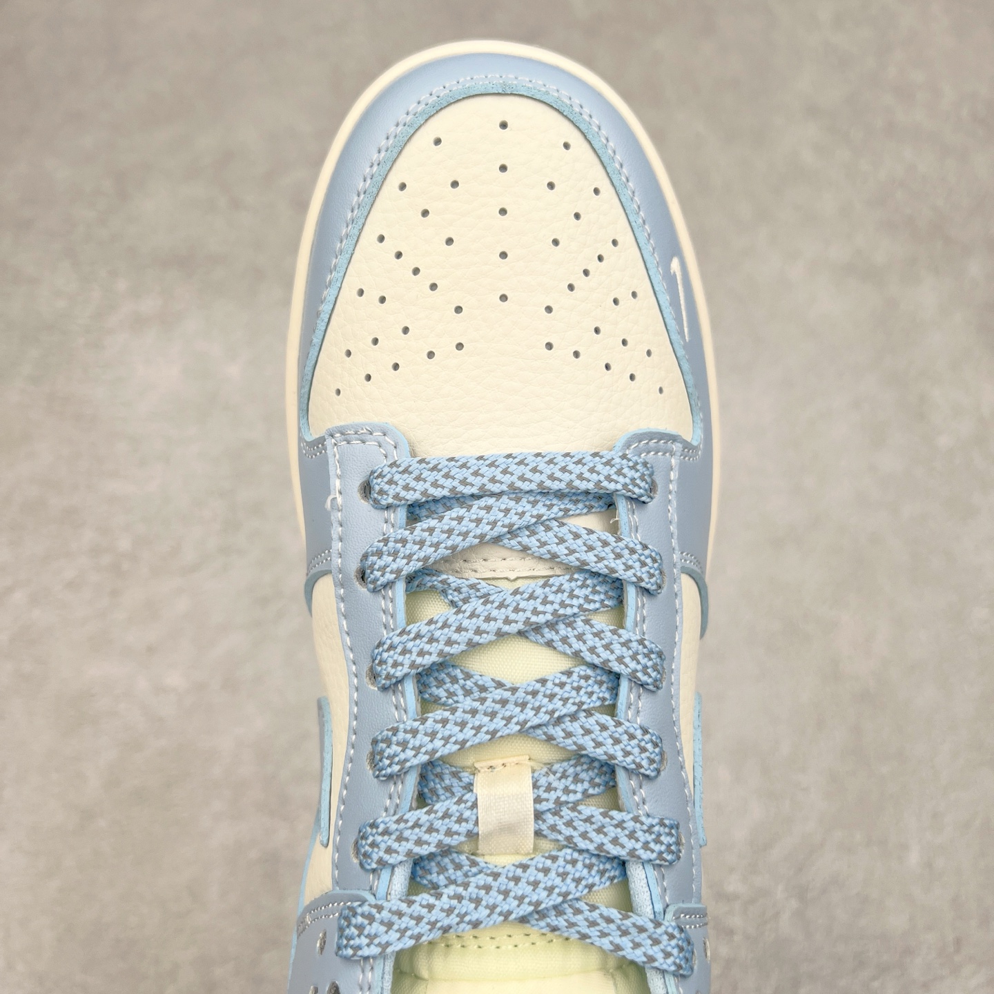 图片[4]-NK Dunk Low 定制配色 BB9898-004 大厂出品 极力推荐 原装头层材料 独家版型蒸餾加工帶來的是更好的视觉和脚感体验大厂纯原品质出货 清洁度 电绣工艺 皮料切割干净无任何毛边 细节完美 实拍调校N版已经零色差零失真 百分百还原实物色彩所见即所得 不存在货不对板色差等低级问题 选购参考实物拍摄 不混卖不参货 只用心做好货严格选品 承诺混一赔十 尺码：36 36.5 37.5 38 38.5 39 40 40.5 41 42 42.5 43 44 44.5 45-选品中心