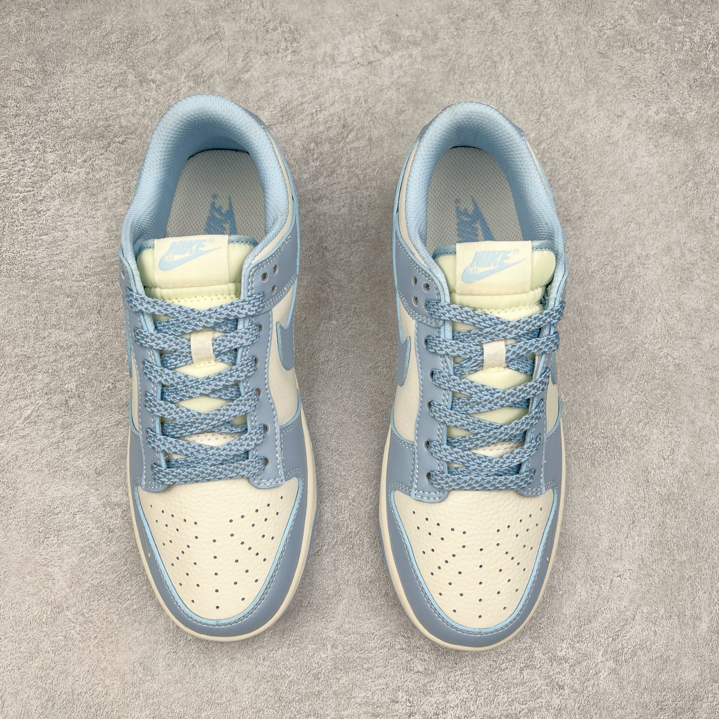 图片[2]-NK Dunk Low 定制配色 BB9898-004 大厂出品 极力推荐 原装头层材料 独家版型蒸餾加工帶來的是更好的视觉和脚感体验大厂纯原品质出货 清洁度 电绣工艺 皮料切割干净无任何毛边 细节完美 实拍调校N版已经零色差零失真 百分百还原实物色彩所见即所得 不存在货不对板色差等低级问题 选购参考实物拍摄 不混卖不参货 只用心做好货严格选品 承诺混一赔十 尺码：36 36.5 37.5 38 38.5 39 40 40.5 41 42 42.5 43 44 44.5 45-选品中心