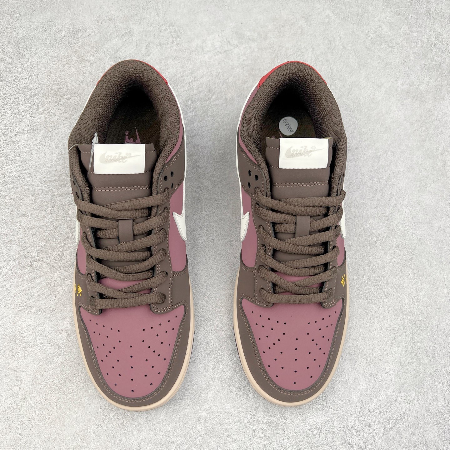 图片[2]-NK Dunk Low 定制配色 MU0232-362 大厂出品 极力推荐 原装头层材料 独家版型蒸餾加工帶來的是更好的视觉和脚感体验大厂纯原品质出货 清洁度 电绣工艺 皮料切割干净无任何毛边 细节完美 实拍调校N版已经零色差零失真 百分百还原实物色彩所见即所得 不存在货不对板色差等低级问题 选购参考实物拍摄 不混卖不参货 只用心做好货严格选品 承诺混一赔十 尺码：36 36.5 37.5 38 38.5 39 40 40.5 41 42 42.5 43 44 44.5 45-选品中心