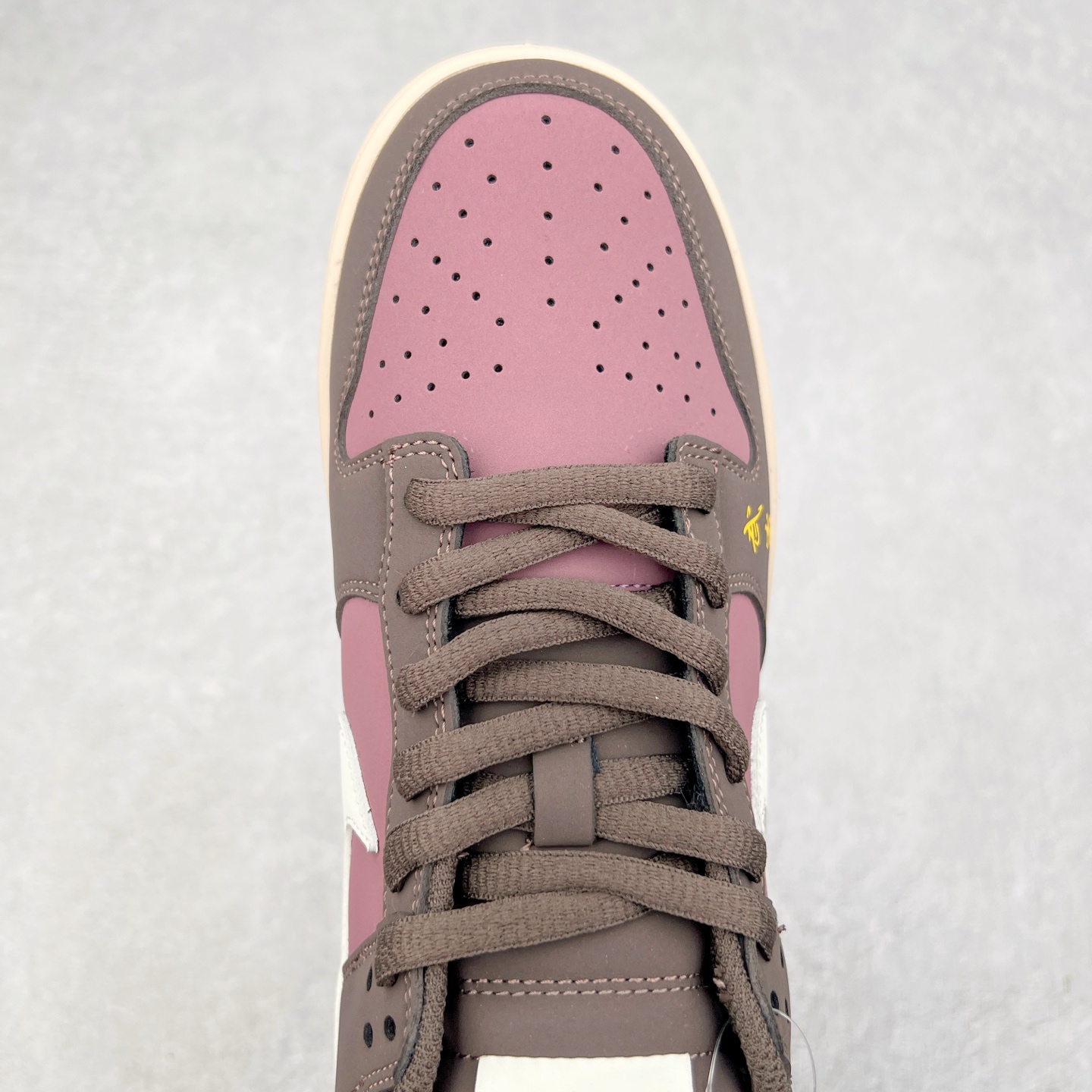 图片[4]-NK Dunk Low 定制配色 MU0232-362 大厂出品 极力推荐 原装头层材料 独家版型蒸餾加工帶來的是更好的视觉和脚感体验大厂纯原品质出货 清洁度 电绣工艺 皮料切割干净无任何毛边 细节完美 实拍调校N版已经零色差零失真 百分百还原实物色彩所见即所得 不存在货不对板色差等低级问题 选购参考实物拍摄 不混卖不参货 只用心做好货严格选品 承诺混一赔十 尺码：36 36.5 37.5 38 38.5 39 40 40.5 41 42 42.5 43 44 44.5 45-选品中心