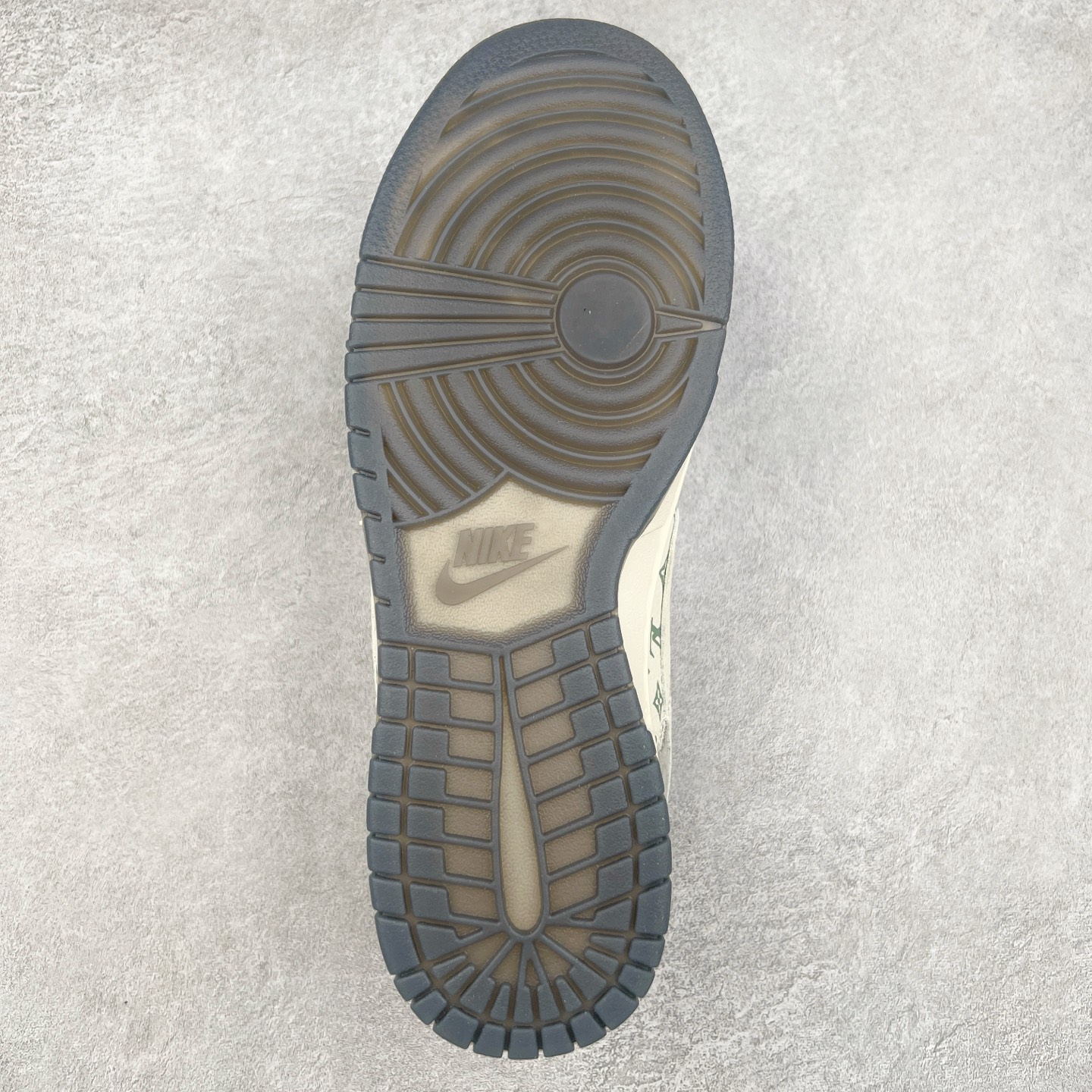 图片[9]-NK Dunk Low 定制配色 XX3168-141 大厂出品 极力推荐 原装头层材料 独家版型蒸餾加工帶來的是更好的视觉和脚感体验大厂纯原品质出货 清洁度 电绣工艺 皮料切割干净无任何毛边 细节完美 实拍调校N版已经零色差零失真 百分百还原实物色彩所见即所得 不存在货不对板色差等低级问题 选购参考实物拍摄 不混卖不参货 只用心做好货严格选品 承诺混一赔十 尺码：36 36.5 37.5 38 38.5 39 40 40.5 41 42 42.5 43 44 44.5 45-选品中心