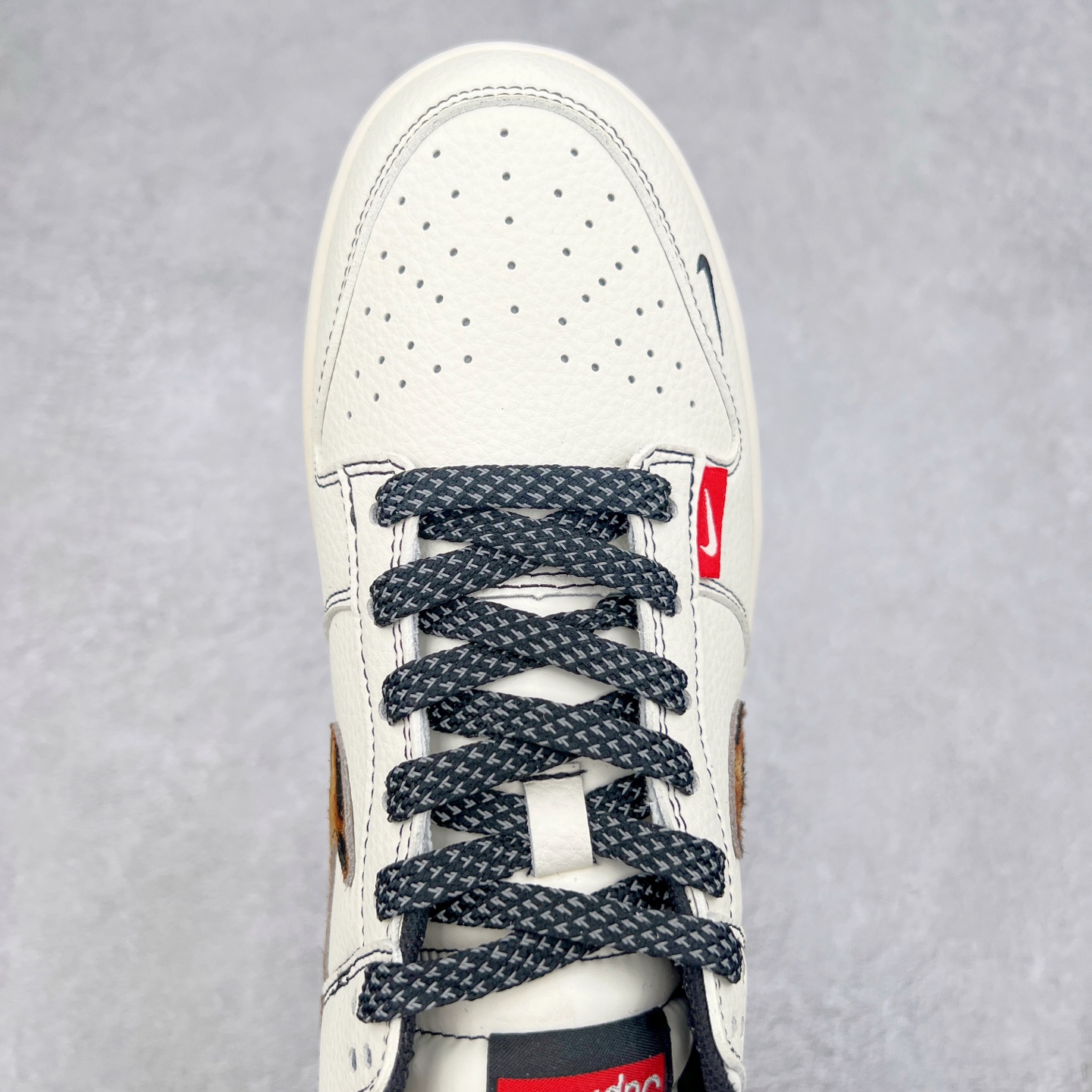 图片[4]-NK Dunk Low 定制配色 ZH2598-269 大厂出品 极力推荐 原装头层材料 独家版型蒸餾加工帶來的是更好的视觉和脚感体验大厂纯原品质出货 清洁度 电绣工艺 皮料切割干净无任何毛边 细节完美 实拍调校N版已经零色差零失真 百分百还原实物色彩所见即所得 不存在货不对板色差等低级问题 选购参考实物拍摄 不混卖不参货 只用心做好货严格选品 承诺混一赔十 尺码：36 36.5 37.5 38 38.5 39 40 40.5 41 42 42.5 43 44 44.5 45-选品中心