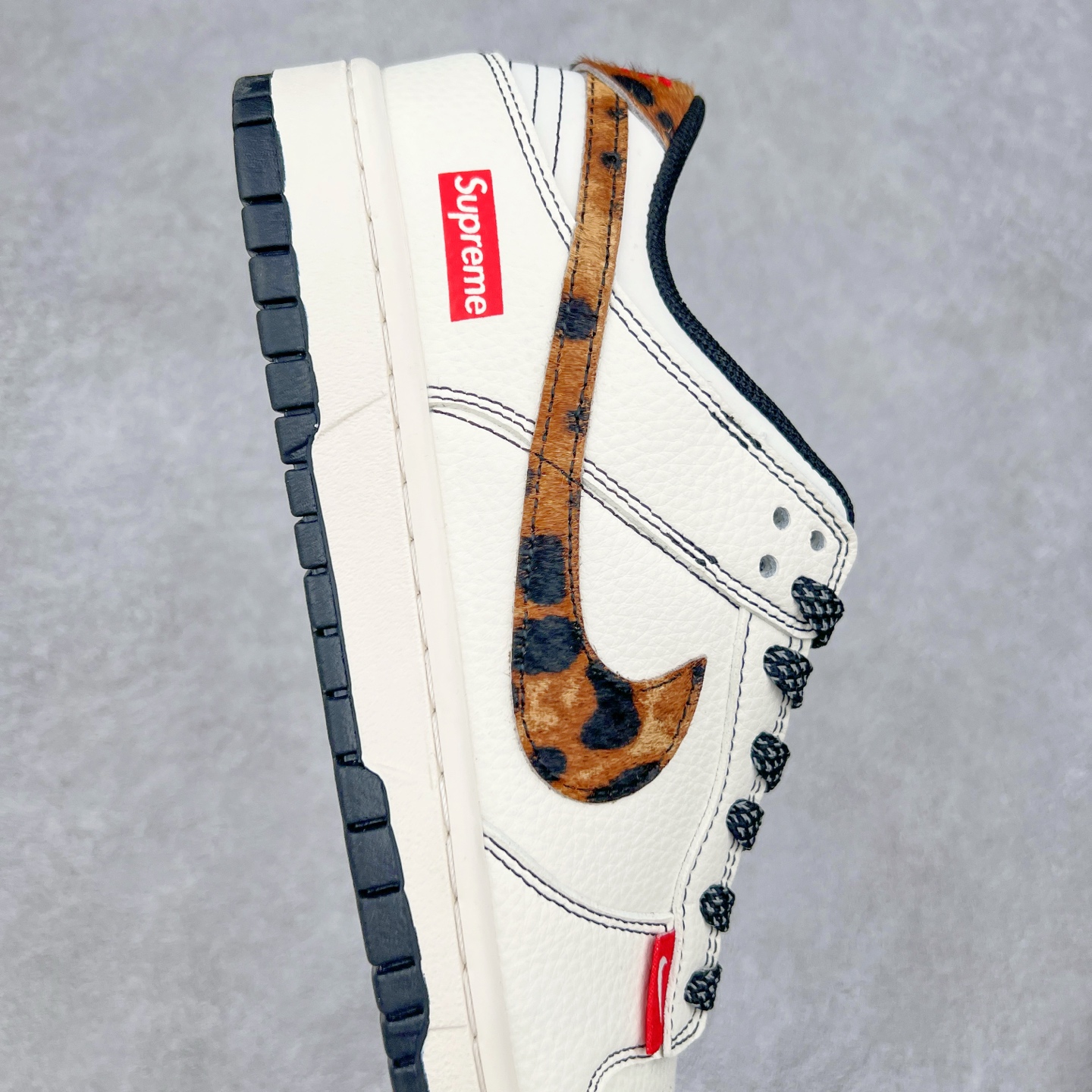 图片[6]-NK Dunk Low 定制配色 ZH2598-269 大厂出品 极力推荐 原装头层材料 独家版型蒸餾加工帶來的是更好的视觉和脚感体验大厂纯原品质出货 清洁度 电绣工艺 皮料切割干净无任何毛边 细节完美 实拍调校N版已经零色差零失真 百分百还原实物色彩所见即所得 不存在货不对板色差等低级问题 选购参考实物拍摄 不混卖不参货 只用心做好货严格选品 承诺混一赔十 尺码：36 36.5 37.5 38 38.5 39 40 40.5 41 42 42.5 43 44 44.5 45-选品中心