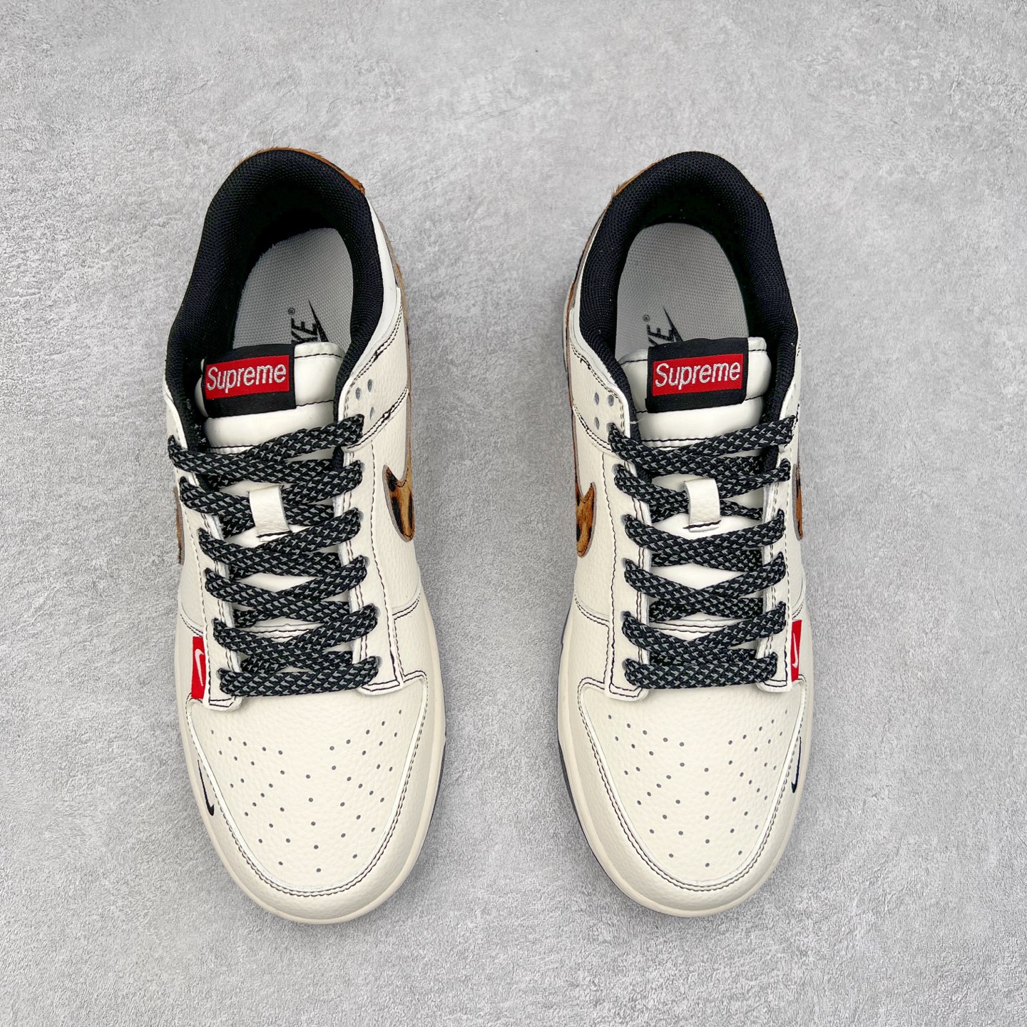 图片[2]-NK Dunk Low 定制配色 ZH2598-269 大厂出品 极力推荐 原装头层材料 独家版型蒸餾加工帶來的是更好的视觉和脚感体验大厂纯原品质出货 清洁度 电绣工艺 皮料切割干净无任何毛边 细节完美 实拍调校N版已经零色差零失真 百分百还原实物色彩所见即所得 不存在货不对板色差等低级问题 选购参考实物拍摄 不混卖不参货 只用心做好货严格选品 承诺混一赔十 尺码：36 36.5 37.5 38 38.5 39 40 40.5 41 42 42.5 43 44 44.5 45-选品中心