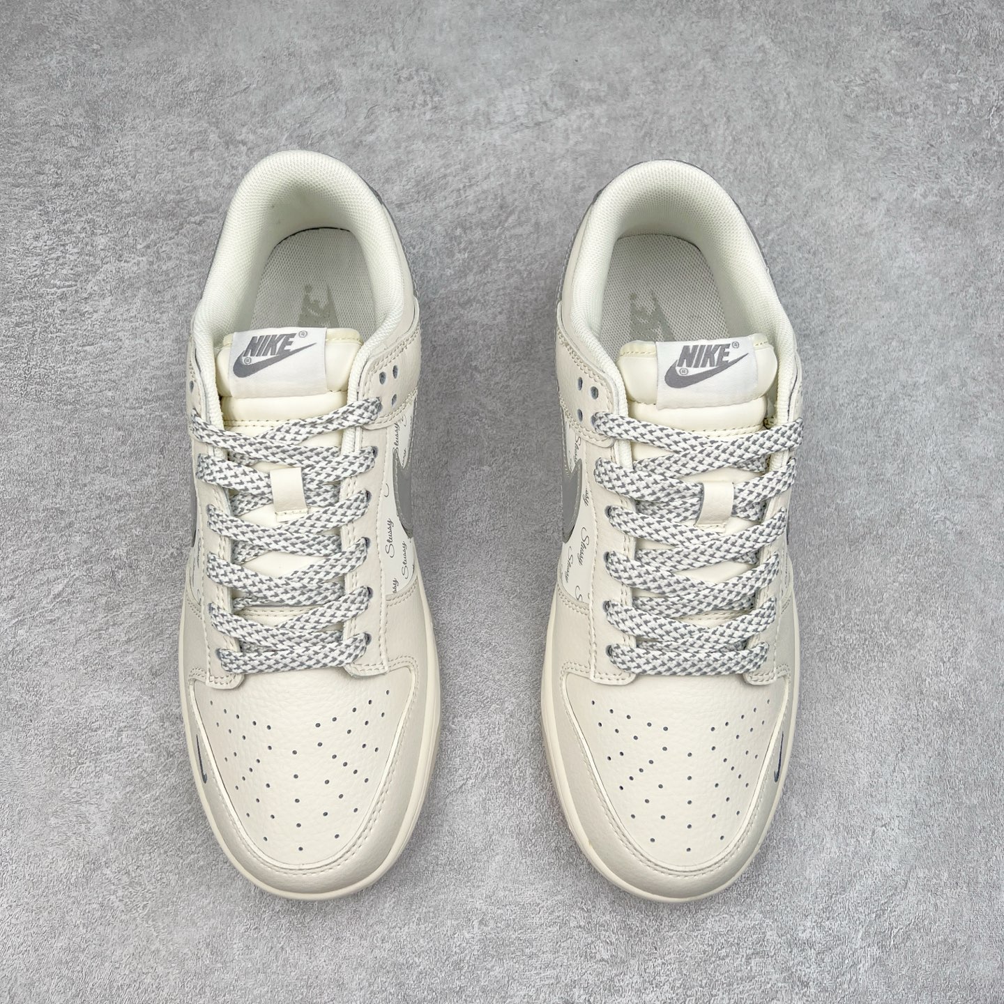 图片[2]-NK Dunk Low 定制配色 XX2025-206 大厂出品 极力推荐 原装头层材料 独家版型蒸餾加工帶來的是更好的视觉和脚感体验大厂纯原品质出货 清洁度 电绣工艺 皮料切割干净无任何毛边 细节完美 实拍调校N版已经零色差零失真 百分百还原实物色彩所见即所得 不存在货不对板色差等低级问题 选购参考实物拍摄 不混卖不参货 只用心做好货严格选品 承诺混一赔十 尺码：36 36.5 37.5 38 38.5 39 40 40.5 41 42 42.5 43 44 44.5 45-选品中心