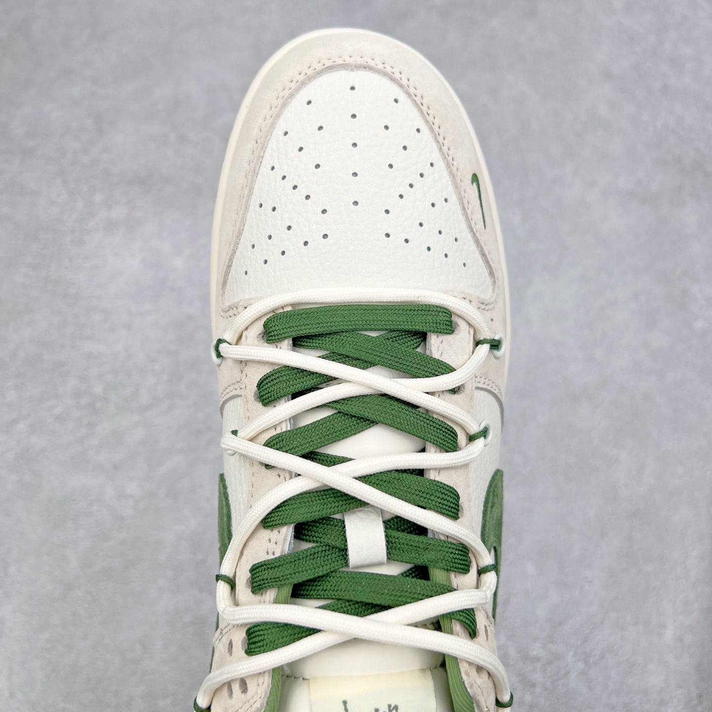 图片[4]-NK Dunk Low 定制配色 DM6868-094 大厂出品 极力推荐 原装头层材料 独家版型蒸餾加工帶來的是更好的视觉和脚感体验大厂纯原品质出货 清洁度 电绣工艺 皮料切割干净无任何毛边 细节完美 实拍调校N版已经零色差零失真 百分百还原实物色彩所见即所得 不存在货不对板色差等低级问题 选购参考实物拍摄 不混卖不参货 只用心做好货严格选品 承诺混一赔十 尺码：36 36.5 37.5 38 38.5 39 40 40.5 41 42 42.5 43 44 44.5 45-选品中心
