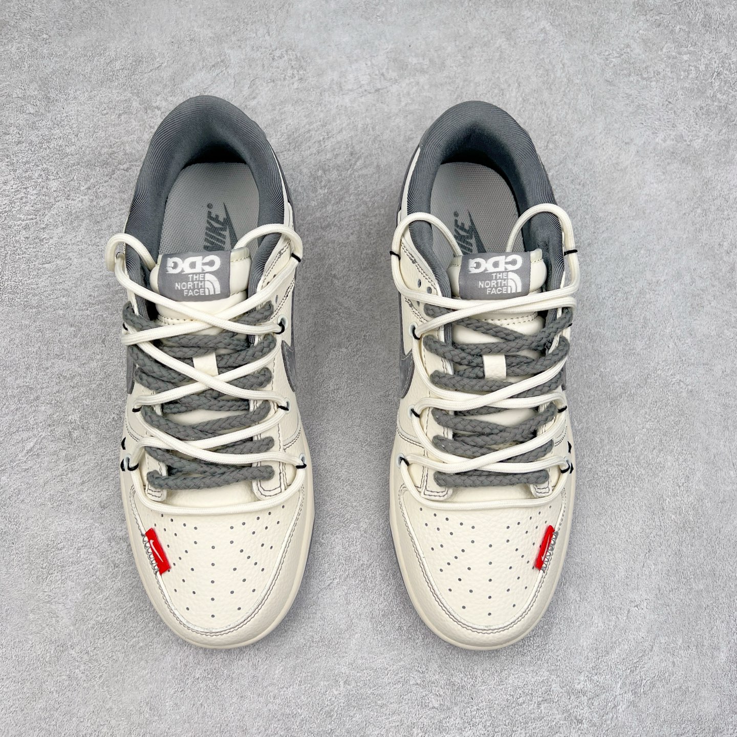 图片[2]-NK Dunk Low 定制配色 YX5066-285 大厂出品 极力推荐 原装头层材料 独家版型蒸餾加工帶來的是更好的视觉和脚感体验大厂纯原品质出货 清洁度 电绣工艺 皮料切割干净无任何毛边 细节完美 实拍调校N版已经零色差零失真 百分百还原实物色彩所见即所得 不存在货不对板色差等低级问题 选购参考实物拍摄 不混卖不参货 只用心做好货严格选品 承诺混一赔十 尺码：36 36.5 37.5 38 38.5 39 40 40.5 41 42 42.5 43 44 44.5 45-选品中心