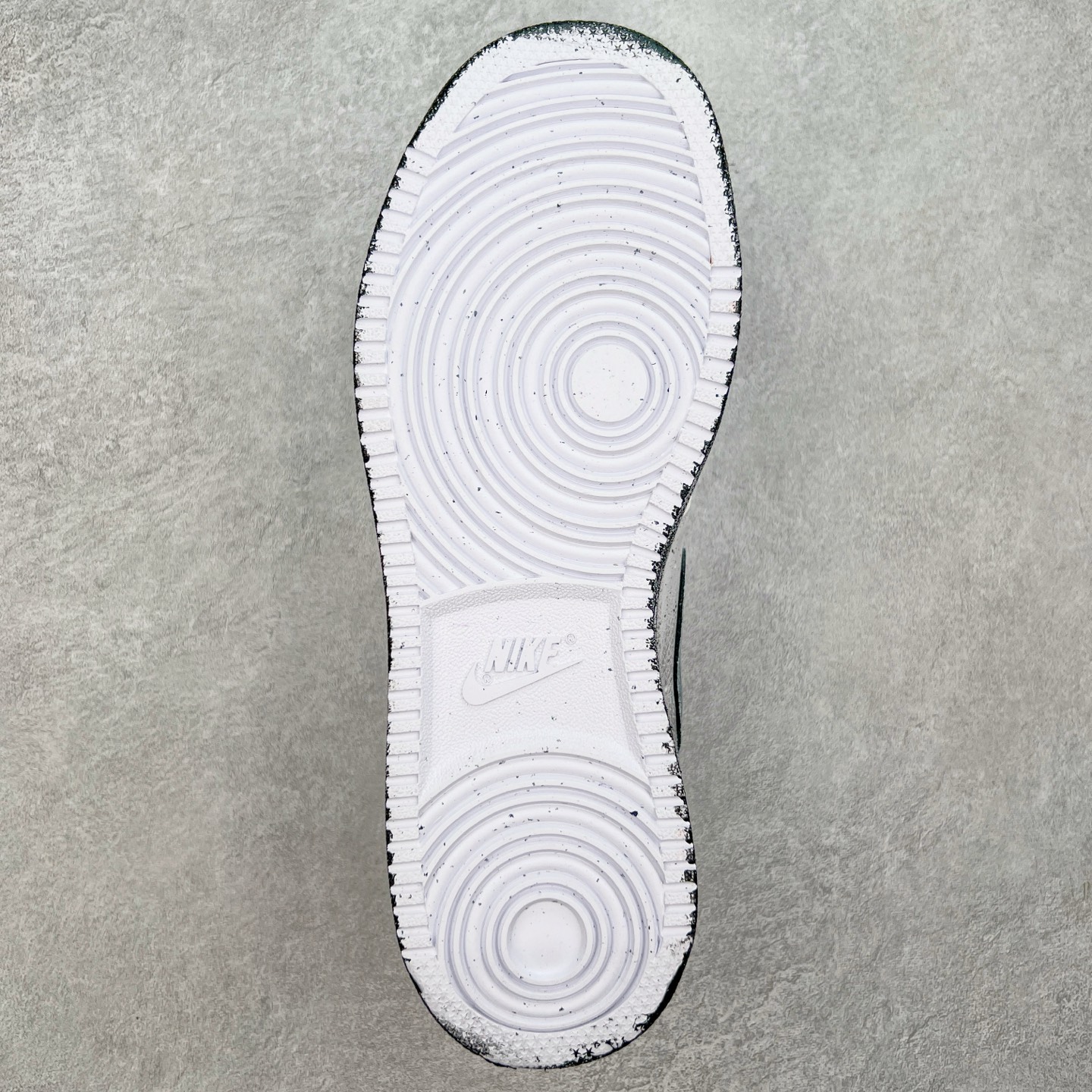 图片[9]-NK Court Vision 1 Low“幻影十字架” 手绘涂鸦定制板鞋 幻影十字架常作为一种印花图案出现，具有独特的视觉效果。将幻影十字架与梵文、马蹄等元素结合，运用丝网印花等工艺，打造出极具潮流感的服装单品，深受追求个性与时尚的人群喜爱 货号：DH2987-099 尺码：36 36.5 37.5 38 38.5 39 40 40.5 41 42 42.5 43 44 44.5 45-选品中心