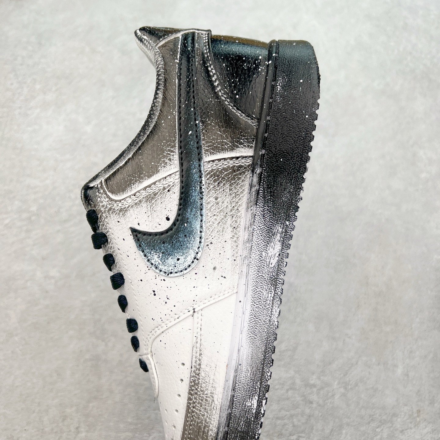 图片[7]-NK Court Vision 1 Low“幻影十字架” 手绘涂鸦定制板鞋 幻影十字架常作为一种印花图案出现，具有独特的视觉效果。将幻影十字架与梵文、马蹄等元素结合，运用丝网印花等工艺，打造出极具潮流感的服装单品，深受追求个性与时尚的人群喜爱 货号：DH2987-099 尺码：36 36.5 37.5 38 38.5 39 40 40.5 41 42 42.5 43 44 44.5 45-选品中心