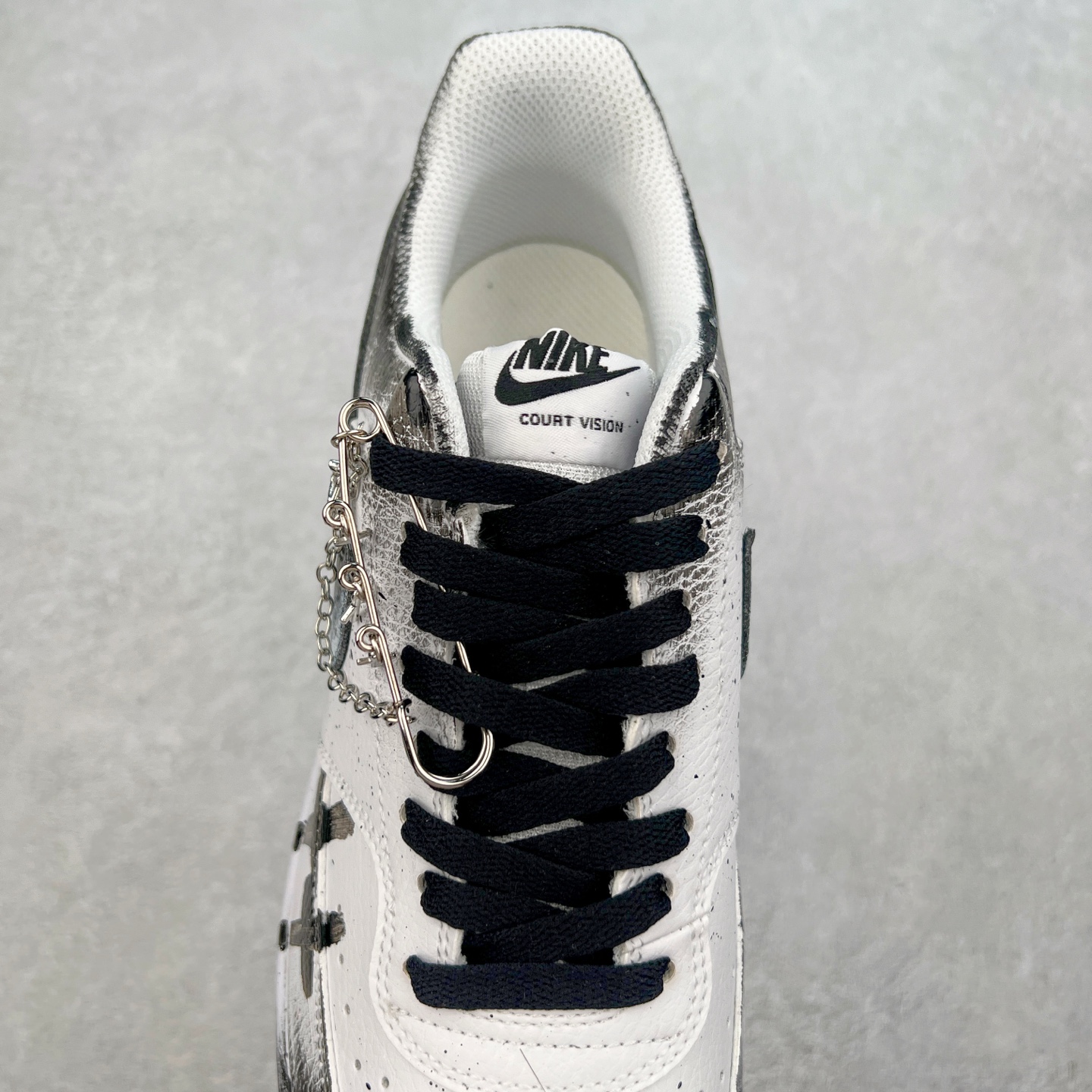 图片[5]-NK Court Vision 1 Low“幻影十字架” 手绘涂鸦定制板鞋 幻影十字架常作为一种印花图案出现，具有独特的视觉效果。将幻影十字架与梵文、马蹄等元素结合，运用丝网印花等工艺，打造出极具潮流感的服装单品，深受追求个性与时尚的人群喜爱 货号：DH2987-099 尺码：36 36.5 37.5 38 38.5 39 40 40.5 41 42 42.5 43 44 44.5 45-选品中心