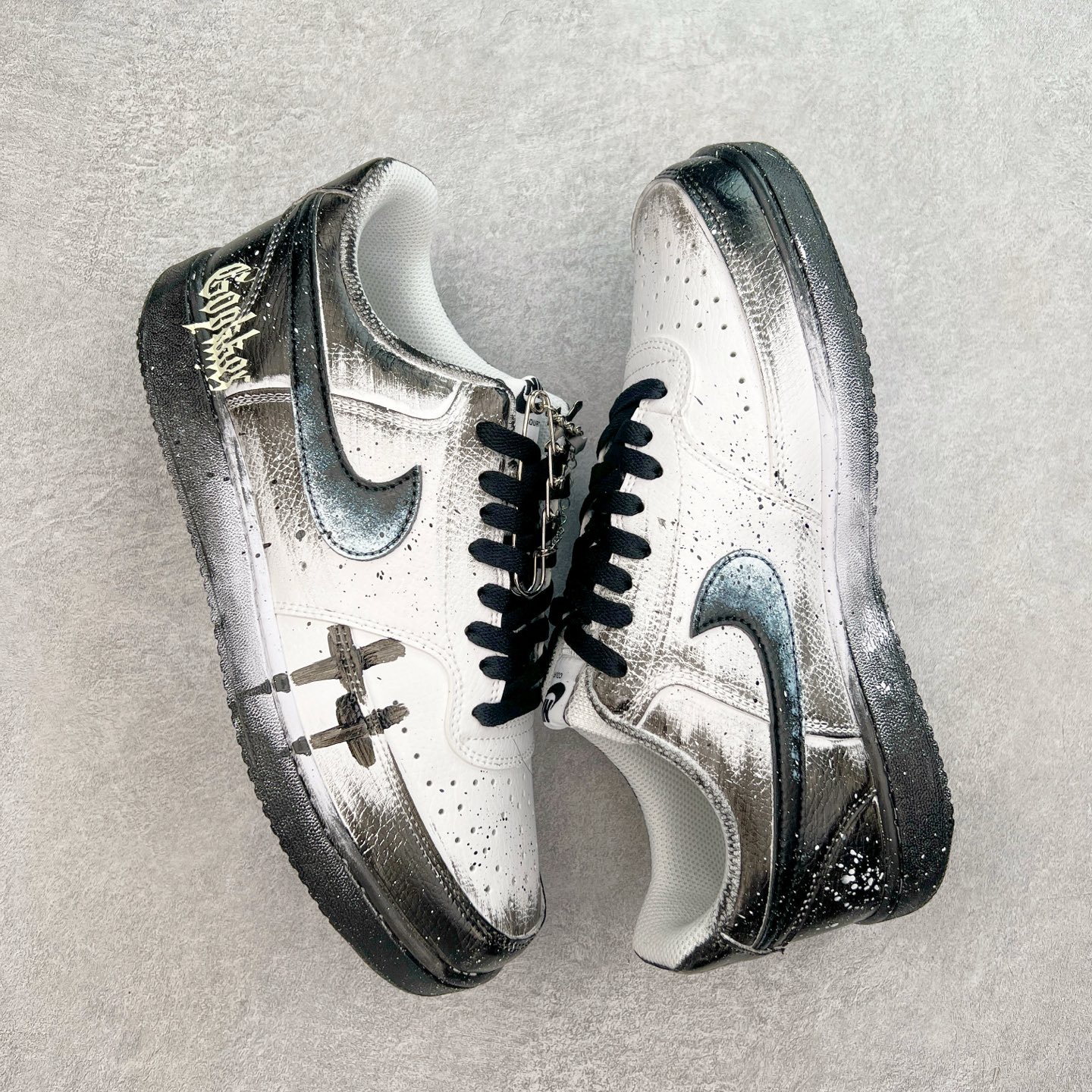 图片[3]-NK Court Vision 1 Low“幻影十字架” 手绘涂鸦定制板鞋 幻影十字架常作为一种印花图案出现，具有独特的视觉效果。将幻影十字架与梵文、马蹄等元素结合，运用丝网印花等工艺，打造出极具潮流感的服装单品，深受追求个性与时尚的人群喜爱 货号：DH2987-099 尺码：36 36.5 37.5 38 38.5 39 40 40.5 41 42 42.5 43 44 44.5 45-选品中心