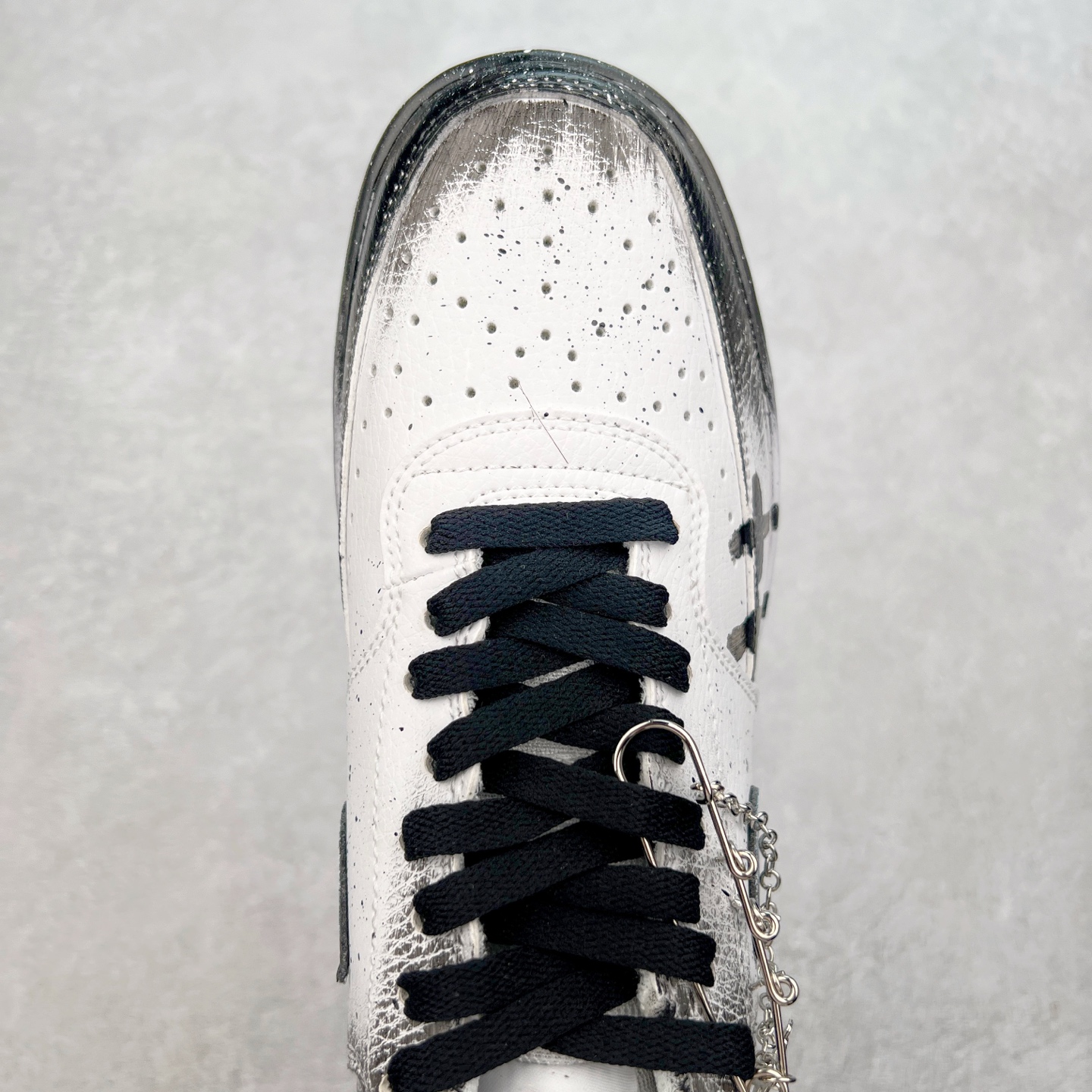 图片[4]-NK Court Vision 1 Low“幻影十字架” 手绘涂鸦定制板鞋 幻影十字架常作为一种印花图案出现，具有独特的视觉效果。将幻影十字架与梵文、马蹄等元素结合，运用丝网印花等工艺，打造出极具潮流感的服装单品，深受追求个性与时尚的人群喜爱 货号：DH2987-099 尺码：36 36.5 37.5 38 38.5 39 40 40.5 41 42 42.5 43 44 44.5 45-选品中心