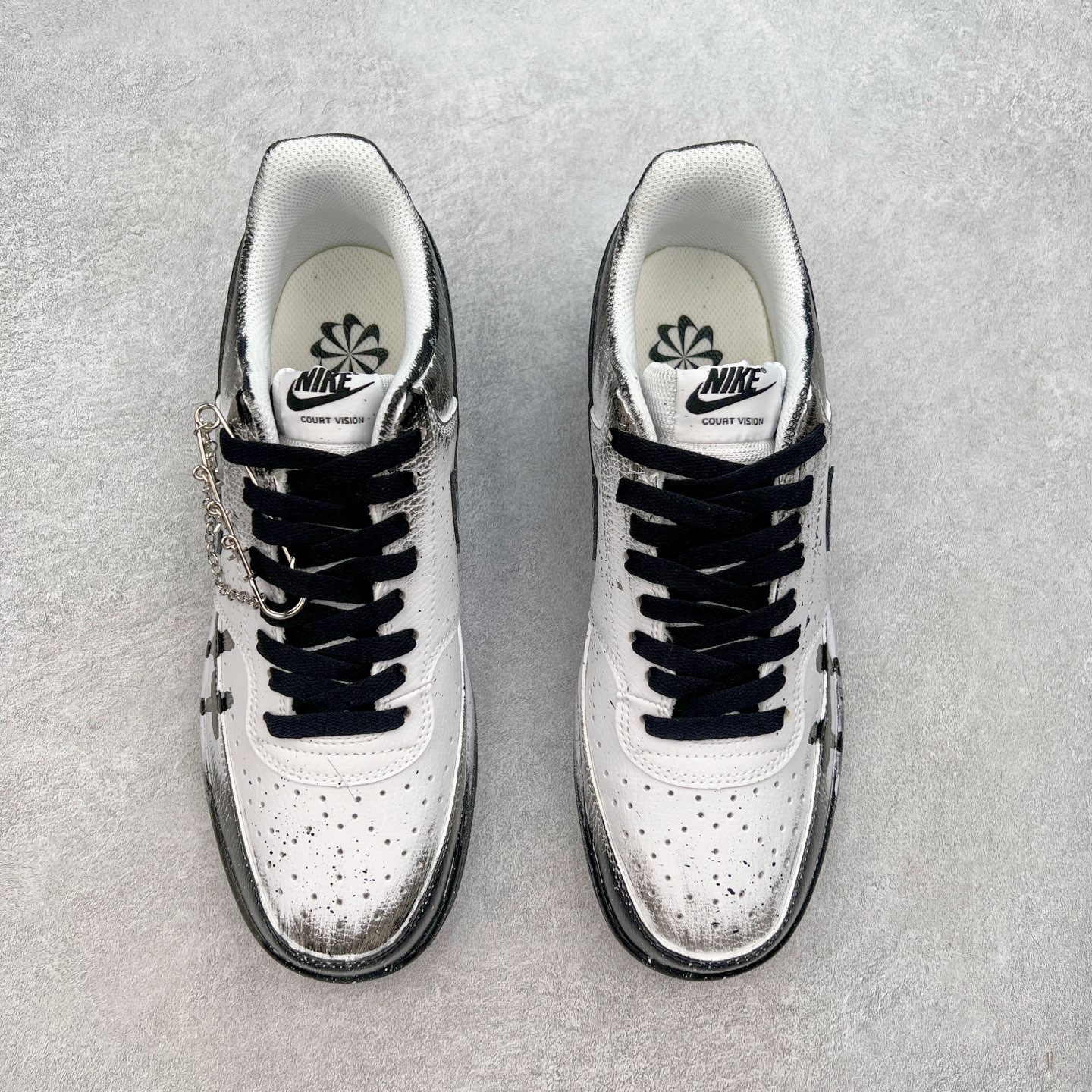 图片[2]-NK Court Vision 1 Low“幻影十字架” 手绘涂鸦定制板鞋 幻影十字架常作为一种印花图案出现，具有独特的视觉效果。将幻影十字架与梵文、马蹄等元素结合，运用丝网印花等工艺，打造出极具潮流感的服装单品，深受追求个性与时尚的人群喜爱 货号：DH2987-099 尺码：36 36.5 37.5 38 38.5 39 40 40.5 41 42 42.5 43 44 44.5 45-选品中心