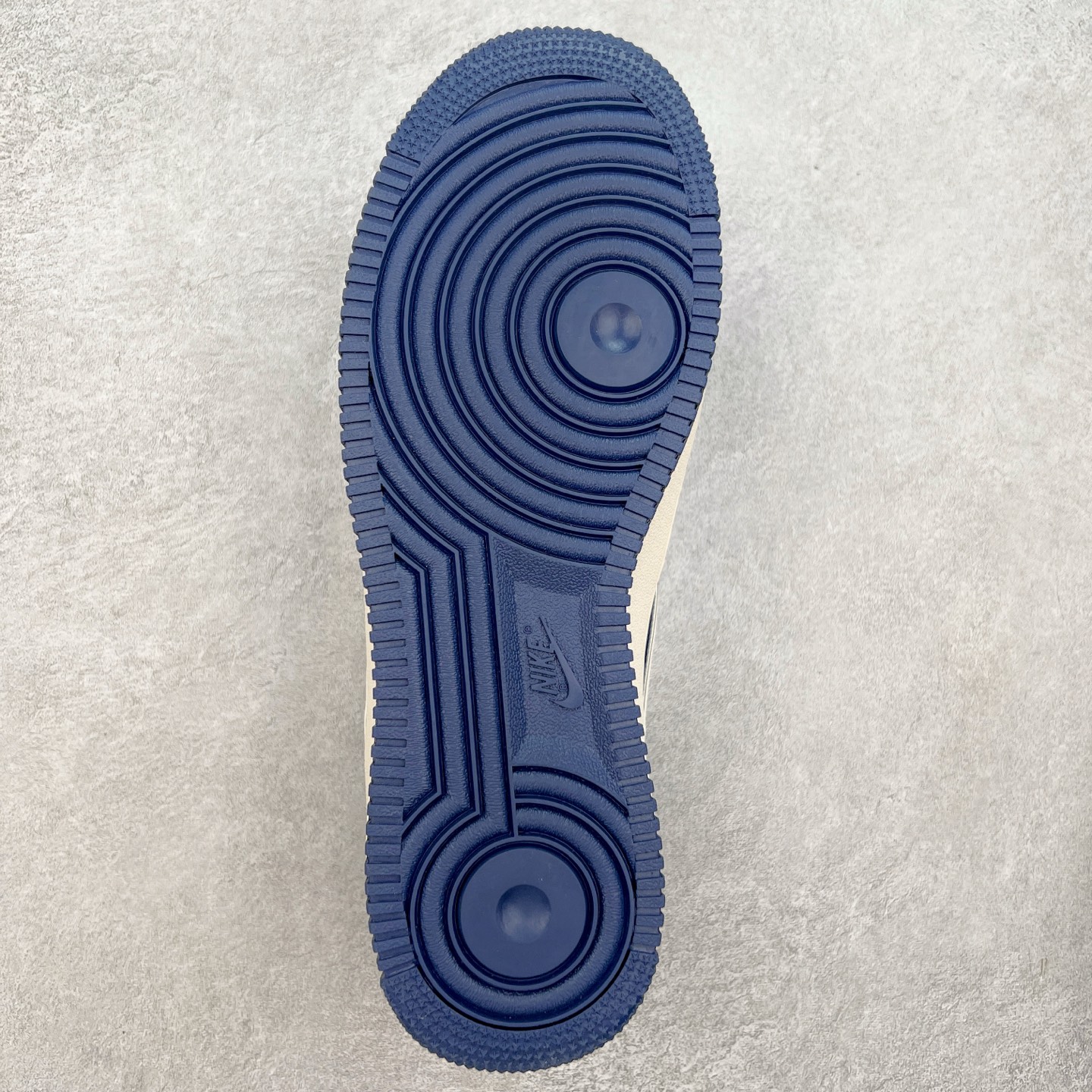 图片[9]-NK Air Force 1´07 Low 空军一号低帮百搭休闲运动板鞋 HH7518-075 柔软、弹性十足的缓震性能和出色的中底设计 横跨复古与现代的外型结合 造就出风靡全球 三十多年的Force 1 直到今天还深受青睐 实拍调校N版已经零色差零失真 百分百还原实物色彩所见即所得 不存在货不对板色差等低级问题 选购参考实物拍摄 不混卖不参货 只用心做好货严格选品 承诺混一赔十 尺码：36 36.5 37.5 38 38.5 39 40 40.5 41 42 42.5 43 44 44.5 45-选品中心