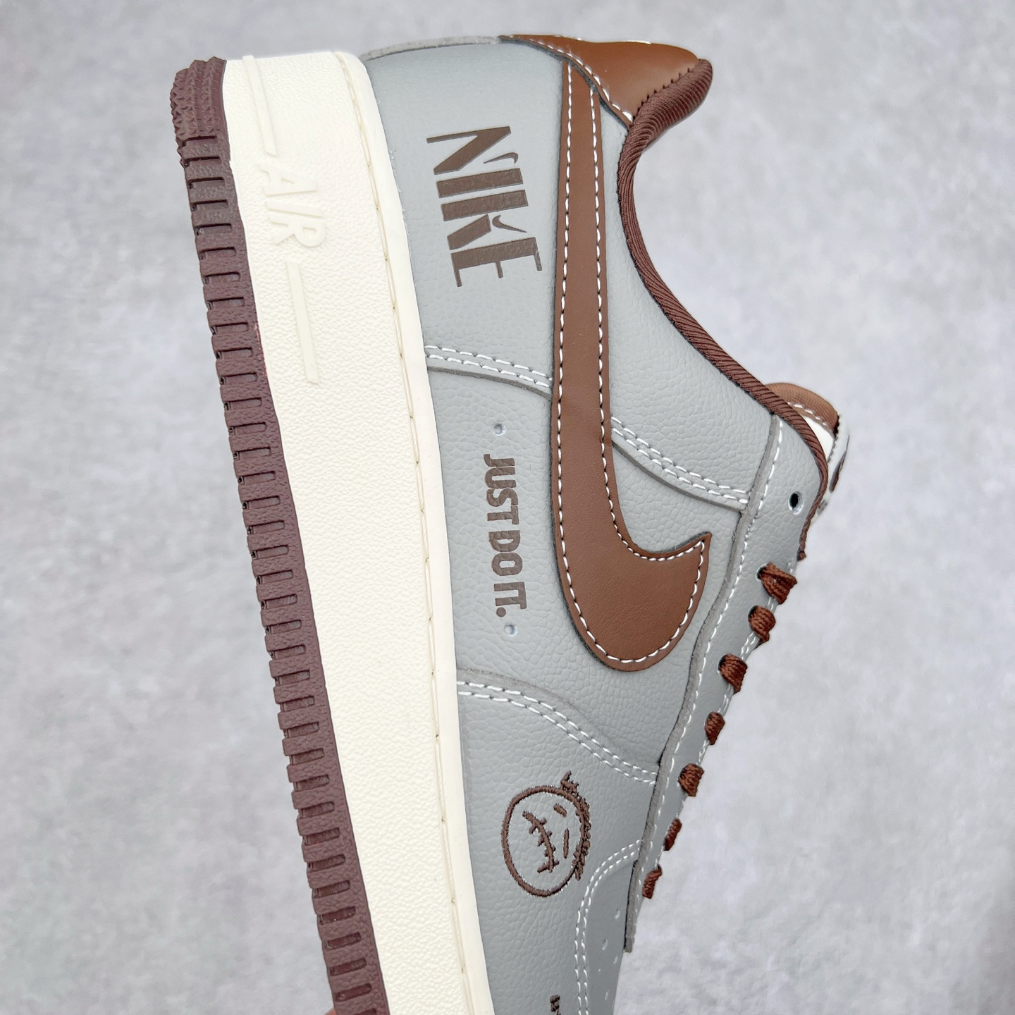 图片[6]-NK Air Force 1´07 Low 空军一号低帮百搭休闲运动板鞋 KK1988-073 柔软、弹性十足的缓震性能和出色的中底设计 横跨复古与现代的外型结合 造就出风靡全球 三十多年的Force 1 直到今天还深受青睐 实拍调校N版已经零色差零失真 百分百还原实物色彩所见即所得 不存在货不对板色差等低级问题 选购参考实物拍摄 不混卖不参货 只用心做好货严格选品 承诺混一赔十 尺码：36 36.5 37.5 38 38.5 39 40 40.5 41 42 42.5 43 44 44.5 45-选品中心