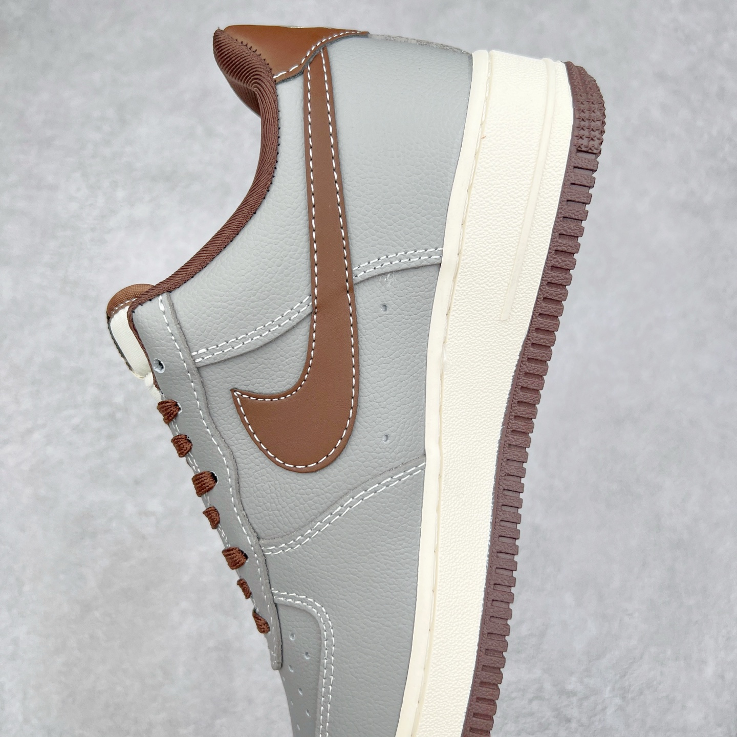 图片[7]-NK Air Force 1´07 Low 空军一号低帮百搭休闲运动板鞋 KK1988-073 柔软、弹性十足的缓震性能和出色的中底设计 横跨复古与现代的外型结合 造就出风靡全球 三十多年的Force 1 直到今天还深受青睐 实拍调校N版已经零色差零失真 百分百还原实物色彩所见即所得 不存在货不对板色差等低级问题 选购参考实物拍摄 不混卖不参货 只用心做好货严格选品 承诺混一赔十 尺码：36 36.5 37.5 38 38.5 39 40 40.5 41 42 42.5 43 44 44.5 45-选品中心