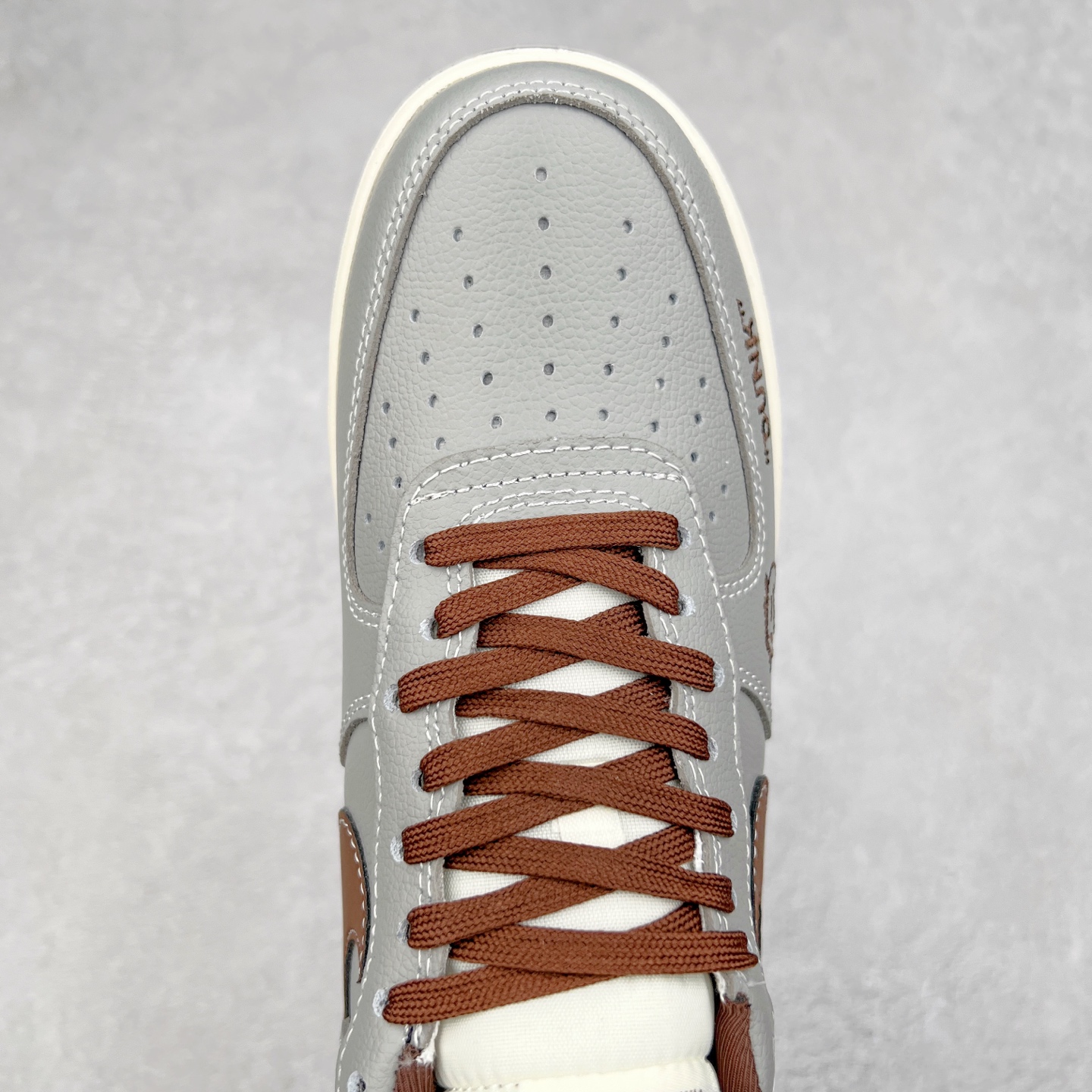 图片[4]-NK Air Force 1´07 Low 空军一号低帮百搭休闲运动板鞋 KK1988-073 柔软、弹性十足的缓震性能和出色的中底设计 横跨复古与现代的外型结合 造就出风靡全球 三十多年的Force 1 直到今天还深受青睐 实拍调校N版已经零色差零失真 百分百还原实物色彩所见即所得 不存在货不对板色差等低级问题 选购参考实物拍摄 不混卖不参货 只用心做好货严格选品 承诺混一赔十 尺码：36 36.5 37.5 38 38.5 39 40 40.5 41 42 42.5 43 44 44.5 45-选品中心