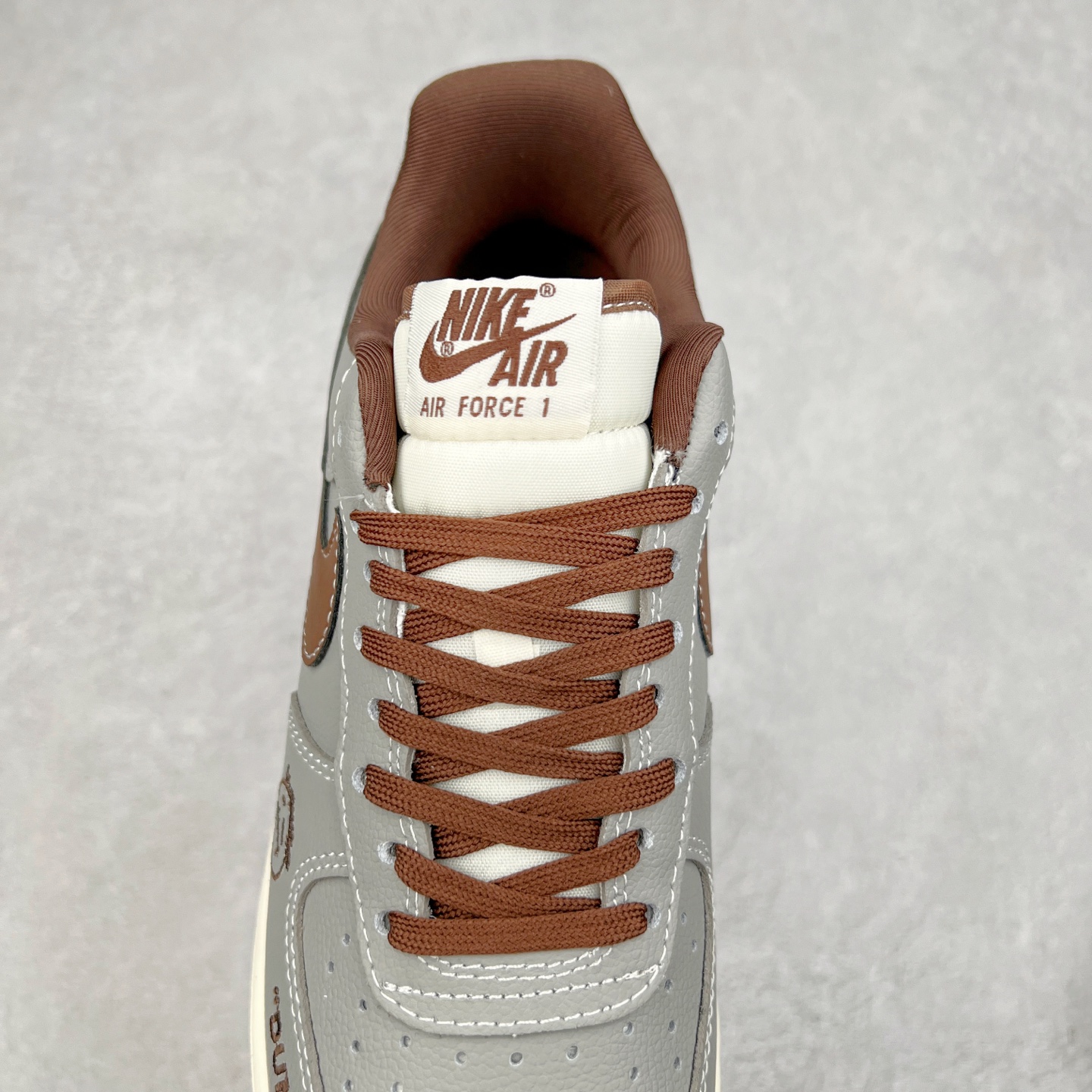 图片[5]-NK Air Force 1´07 Low 空军一号低帮百搭休闲运动板鞋 KK1988-073 柔软、弹性十足的缓震性能和出色的中底设计 横跨复古与现代的外型结合 造就出风靡全球 三十多年的Force 1 直到今天还深受青睐 实拍调校N版已经零色差零失真 百分百还原实物色彩所见即所得 不存在货不对板色差等低级问题 选购参考实物拍摄 不混卖不参货 只用心做好货严格选品 承诺混一赔十 尺码：36 36.5 37.5 38 38.5 39 40 40.5 41 42 42.5 43 44 44.5 45-选品中心