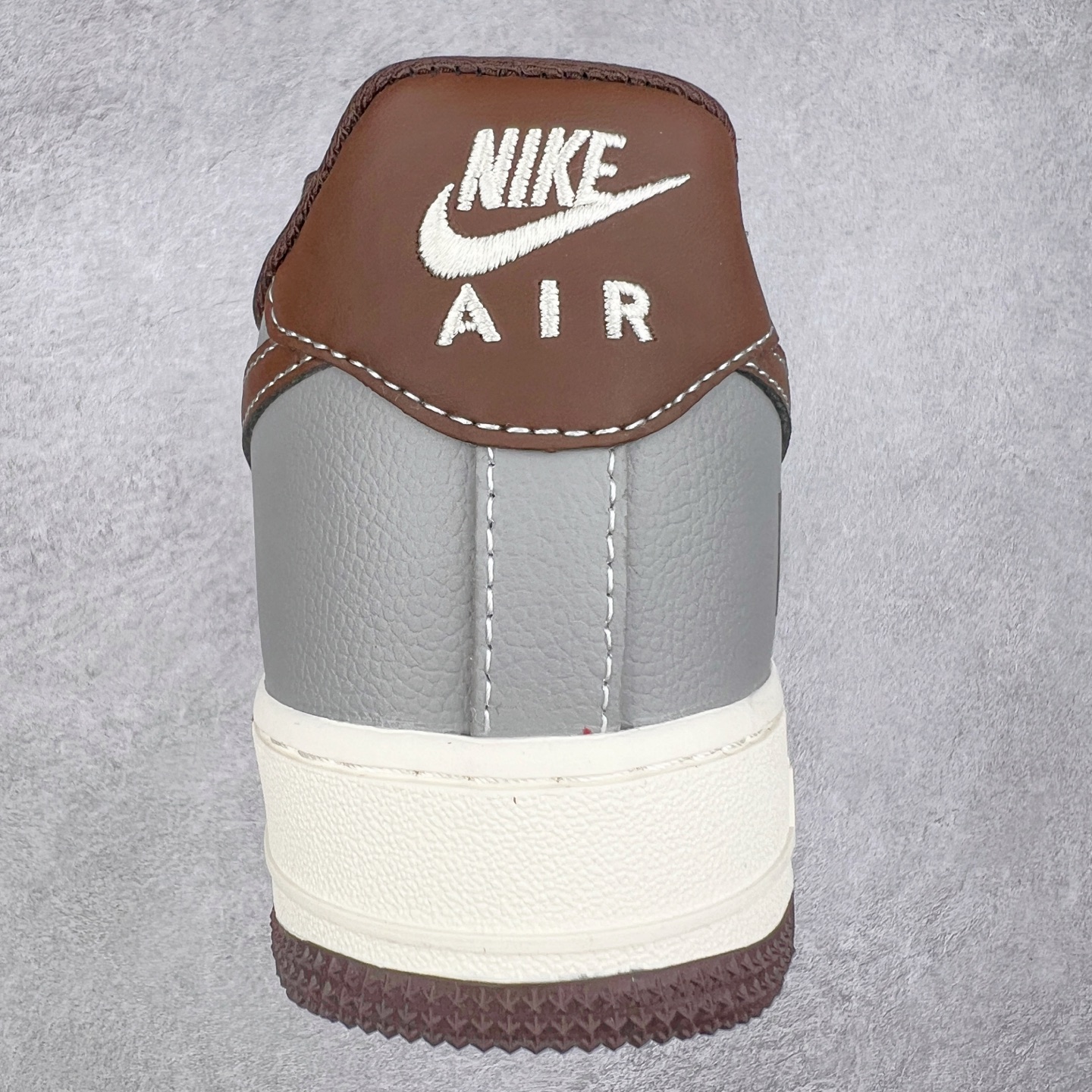 图片[8]-NK Air Force 1´07 Low 空军一号低帮百搭休闲运动板鞋 KK1988-073 柔软、弹性十足的缓震性能和出色的中底设计 横跨复古与现代的外型结合 造就出风靡全球 三十多年的Force 1 直到今天还深受青睐 实拍调校N版已经零色差零失真 百分百还原实物色彩所见即所得 不存在货不对板色差等低级问题 选购参考实物拍摄 不混卖不参货 只用心做好货严格选品 承诺混一赔十 尺码：36 36.5 37.5 38 38.5 39 40 40.5 41 42 42.5 43 44 44.5 45-选品中心