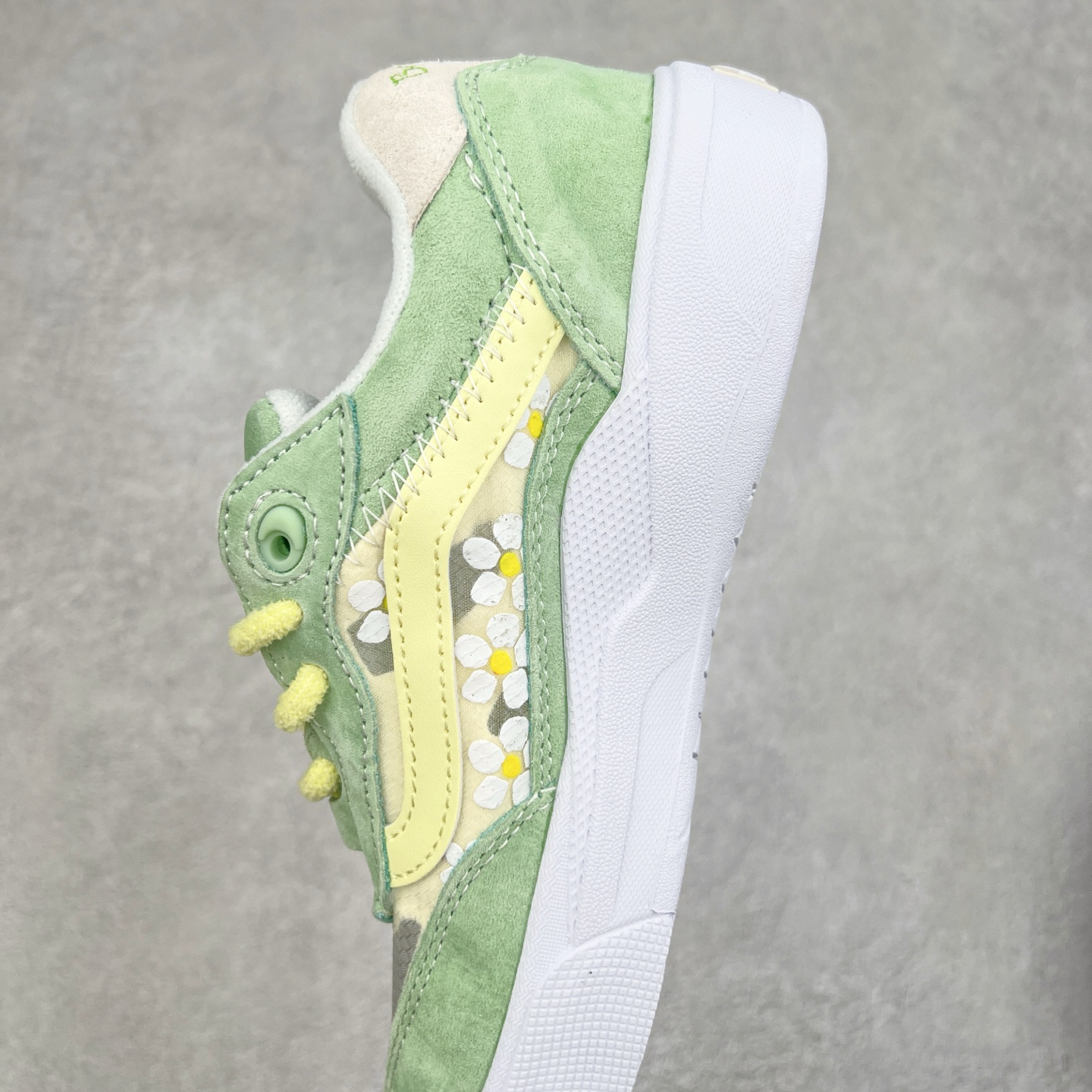 图片[7]-Vans Wayvee 耐磨低帮板鞋 韩国代购范斯专业缓震低帮滑板 Vans Wayvee是Vans Park Series世界冠军Brighton Zeuner的个人签名鞋Brighton的灵感与创造力让这双Vans Wayvee焕然新生 充满着活力与希望的配色搭配小花点缀 货号：VN0A5JIA9DF 尺码： 36 36.5 37 38 38.5 39 40 40.5 41 42 42.5 43 44-选品中心