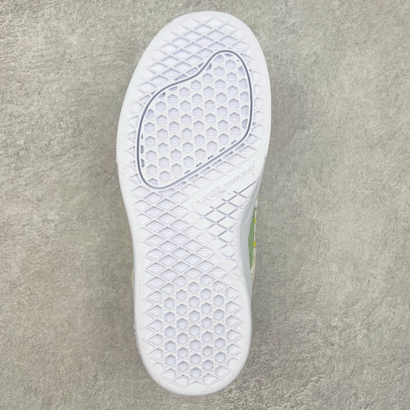 图片[9]-Vans Wayvee 耐磨低帮板鞋 韩国代购范斯专业缓震低帮滑板 Vans Wayvee是Vans Park Series世界冠军Brighton Zeuner的个人签名鞋Brighton的灵感与创造力让这双Vans Wayvee焕然新生 充满着活力与希望的配色搭配小花点缀 货号：VN0A5JIA9DF 尺码： 36 36.5 37 38 38.5 39 40 40.5 41 42 42.5 43 44-选品中心