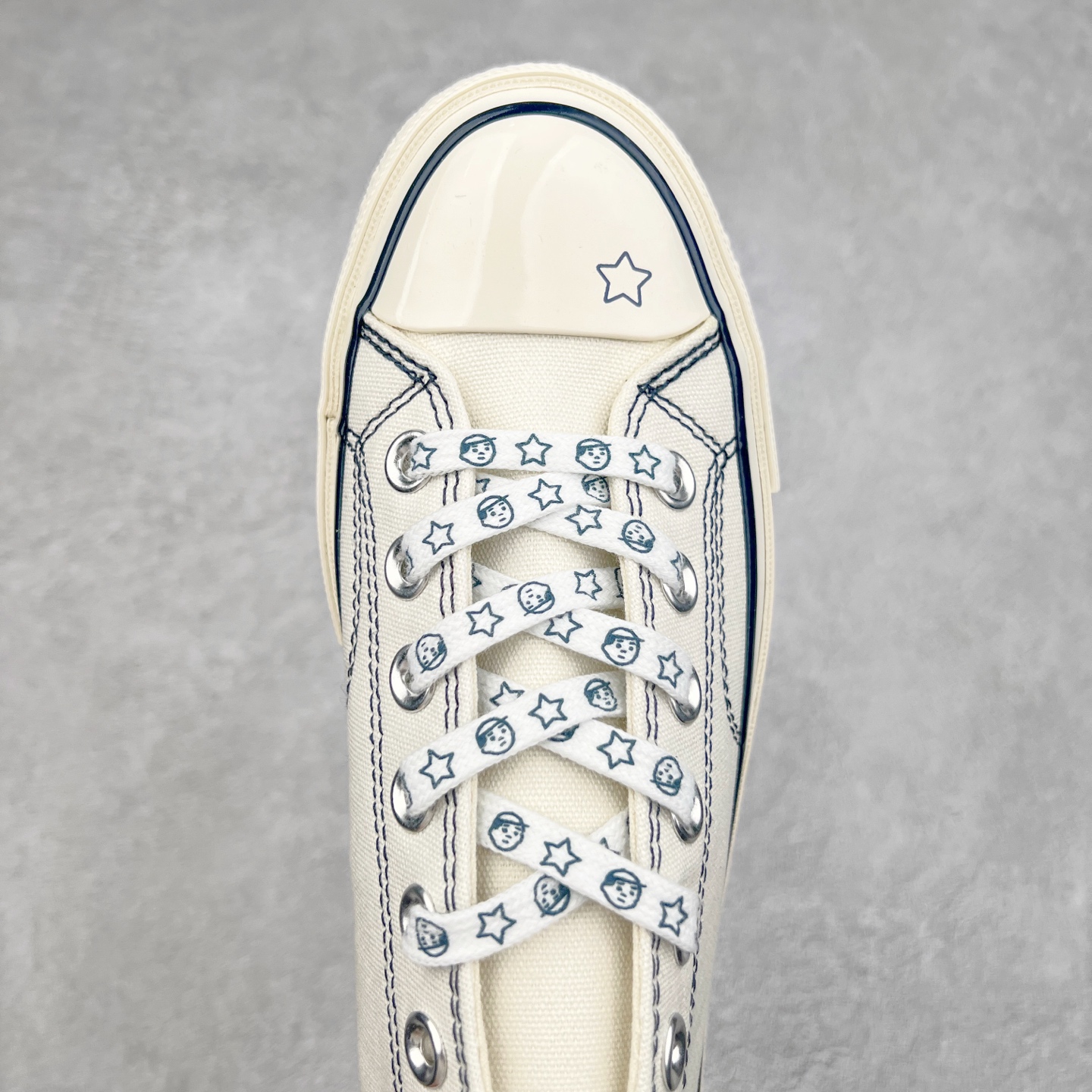 图片[4]-王源同款 CONVERSE x Noritake联名系列 将简约与潮流完美融合，经典的1970s鞋型，米白色鞋面搭配精致的线条勾勒，鞋身俏皮的小人头与星星图案，是独特的标识。双鞋带设计，为搭配提供更多可能，搭配同系列小人头图案中筒袜，整体造型时尚又自在，无论是日常出街还是潮流聚会，都能让你轻松成为焦点，开启专属的时尚模式。 尺码：36-44（36.5 37.5 39.5 41.5 42.5）-选品中心