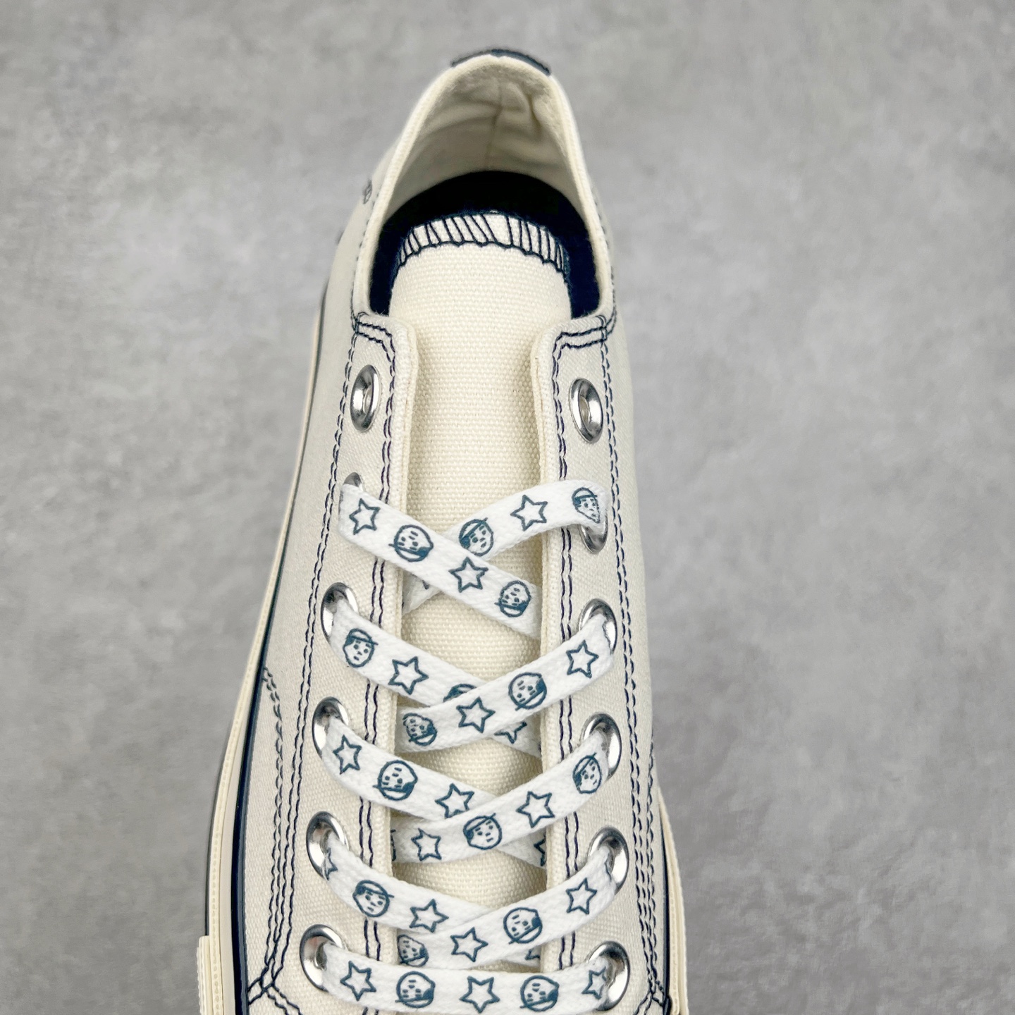 图片[5]-王源同款 CONVERSE x Noritake联名系列 将简约与潮流完美融合，经典的1970s鞋型，米白色鞋面搭配精致的线条勾勒，鞋身俏皮的小人头与星星图案，是独特的标识。双鞋带设计，为搭配提供更多可能，搭配同系列小人头图案中筒袜，整体造型时尚又自在，无论是日常出街还是潮流聚会，都能让你轻松成为焦点，开启专属的时尚模式。 尺码：36-44（36.5 37.5 39.5 41.5 42.5）-选品中心