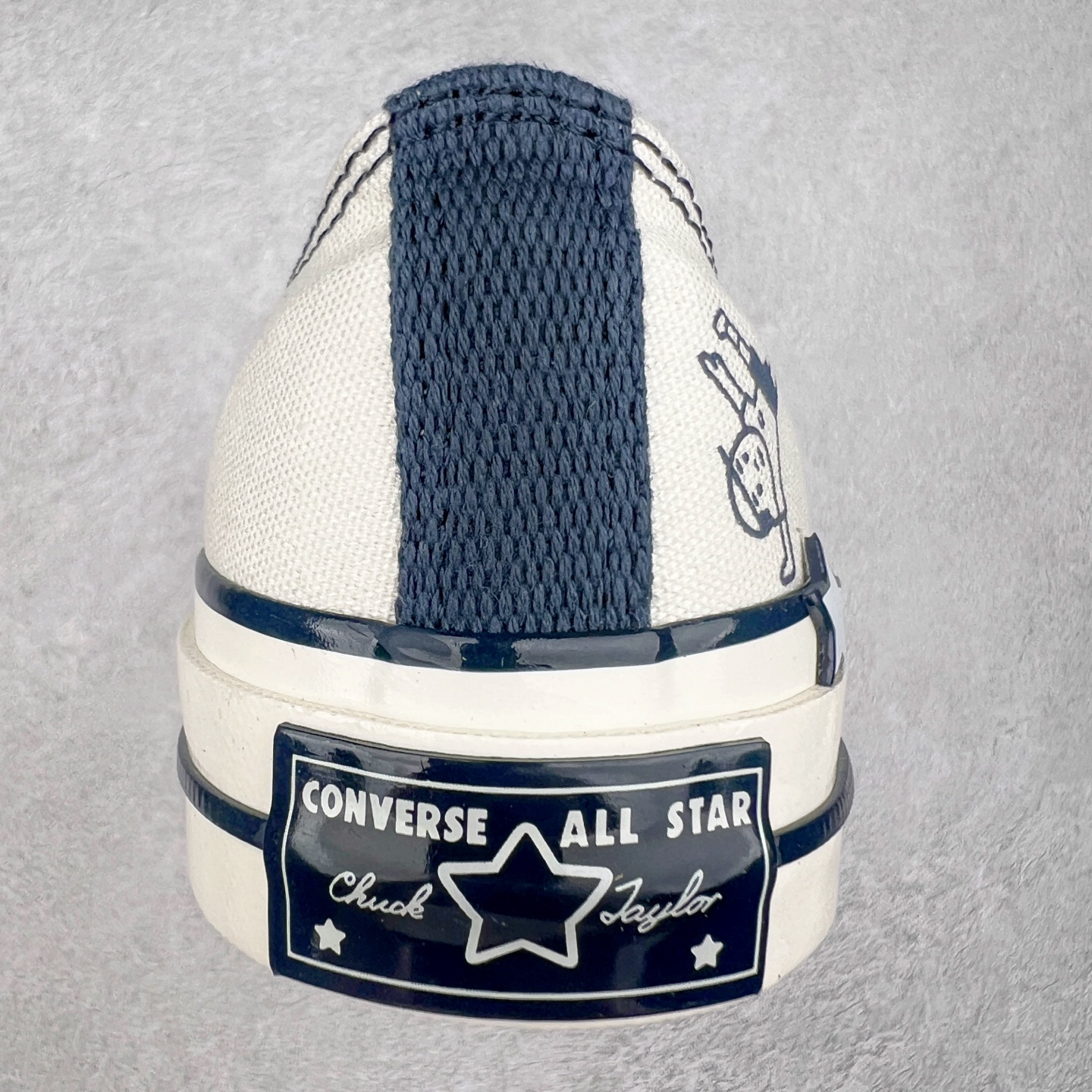 图片[8]-王源同款 CONVERSE x Noritake联名系列 将简约与潮流完美融合，经典的1970s鞋型，米白色鞋面搭配精致的线条勾勒，鞋身俏皮的小人头与星星图案，是独特的标识。双鞋带设计，为搭配提供更多可能，搭配同系列小人头图案中筒袜，整体造型时尚又自在，无论是日常出街还是潮流聚会，都能让你轻松成为焦点，开启专属的时尚模式。 尺码：36-44（36.5 37.5 39.5 41.5 42.5）-选品中心