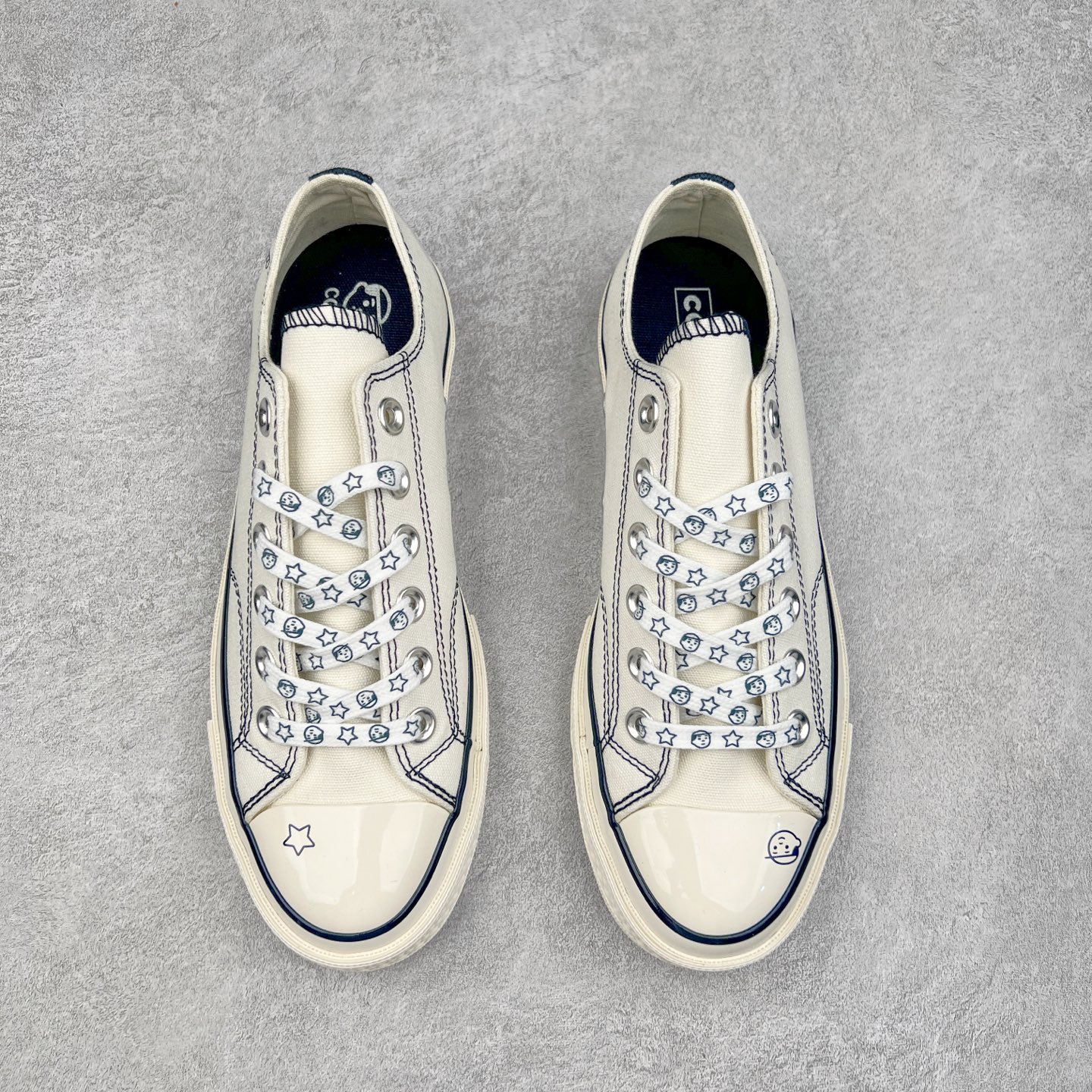 图片[2]-王源同款 CONVERSE x Noritake联名系列 将简约与潮流完美融合，经典的1970s鞋型，米白色鞋面搭配精致的线条勾勒，鞋身俏皮的小人头与星星图案，是独特的标识。双鞋带设计，为搭配提供更多可能，搭配同系列小人头图案中筒袜，整体造型时尚又自在，无论是日常出街还是潮流聚会，都能让你轻松成为焦点，开启专属的时尚模式。 尺码：36-44（36.5 37.5 39.5 41.5 42.5）-选品中心