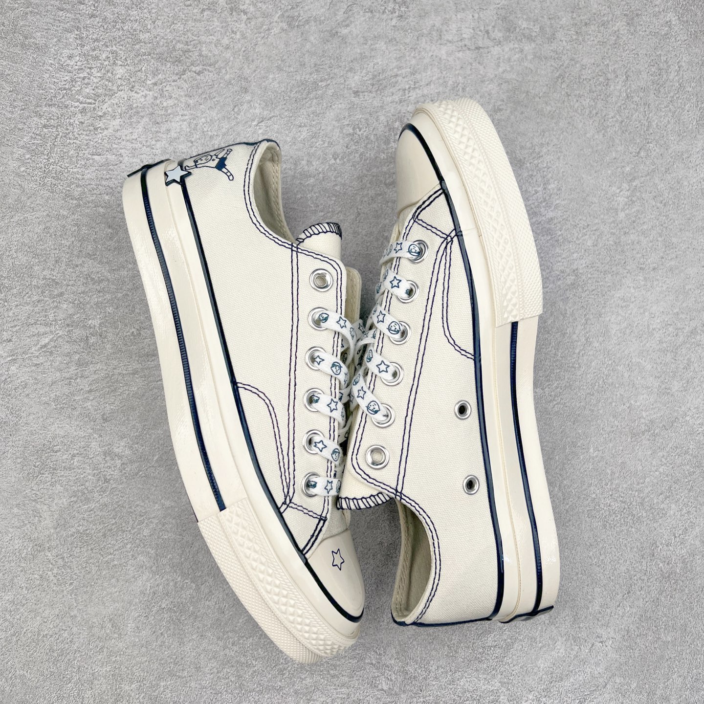 图片[3]-王源同款 CONVERSE x Noritake联名系列 将简约与潮流完美融合，经典的1970s鞋型，米白色鞋面搭配精致的线条勾勒，鞋身俏皮的小人头与星星图案，是独特的标识。双鞋带设计，为搭配提供更多可能，搭配同系列小人头图案中筒袜，整体造型时尚又自在，无论是日常出街还是潮流聚会，都能让你轻松成为焦点，开启专属的时尚模式。 尺码：36-44（36.5 37.5 39.5 41.5 42.5）-选品中心